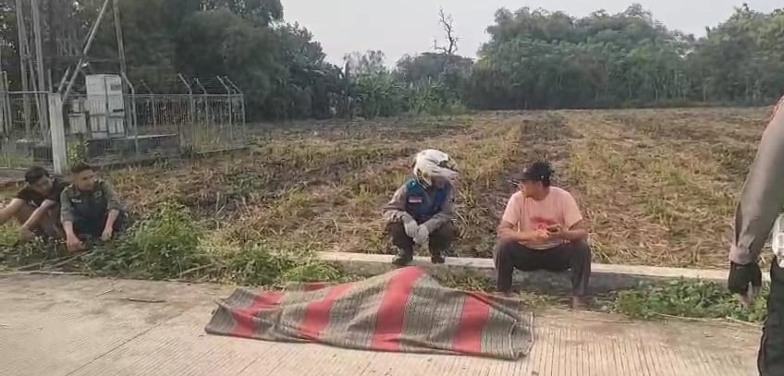 Kondisi korban, Parlan (57), warga Desa Curahmalang, Kecamatan Sumobito, Kabupaten Jombang saat ditemukan tergeletak, Selasa (29/7/2025) sore (Redaksi / Kabarterdepan.com)