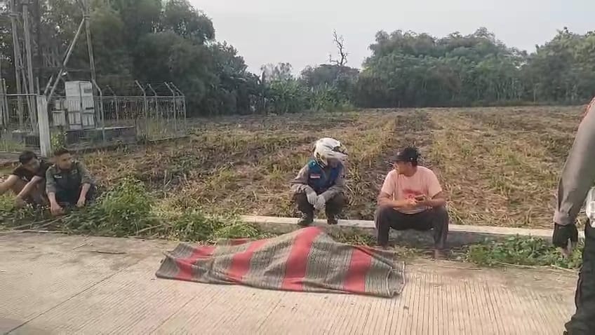 Kondisi korban, Parlan (57), warga Desa Curahmalang, Kecamatan Sumobito, Kabupaten Jombang saat ditemukan tergeletak, Selasa (29/7/2025) sore (Redaksi / Kabarterdepan.com)