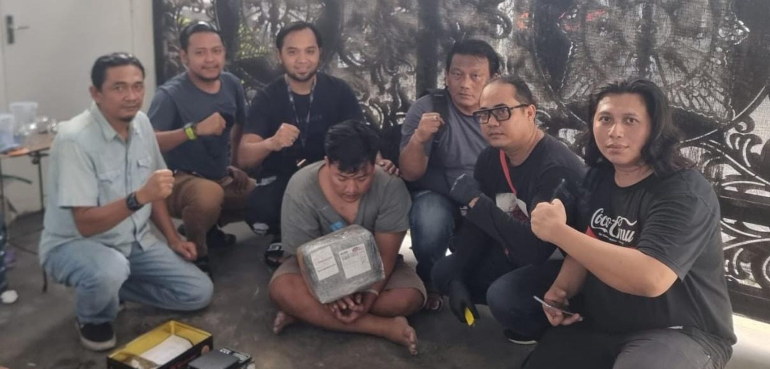 Petugas saat mengamankan tersangka bersama barang bukti ganja seberat 2 kilogram. (Redaksi / Kabarterdepan.com)