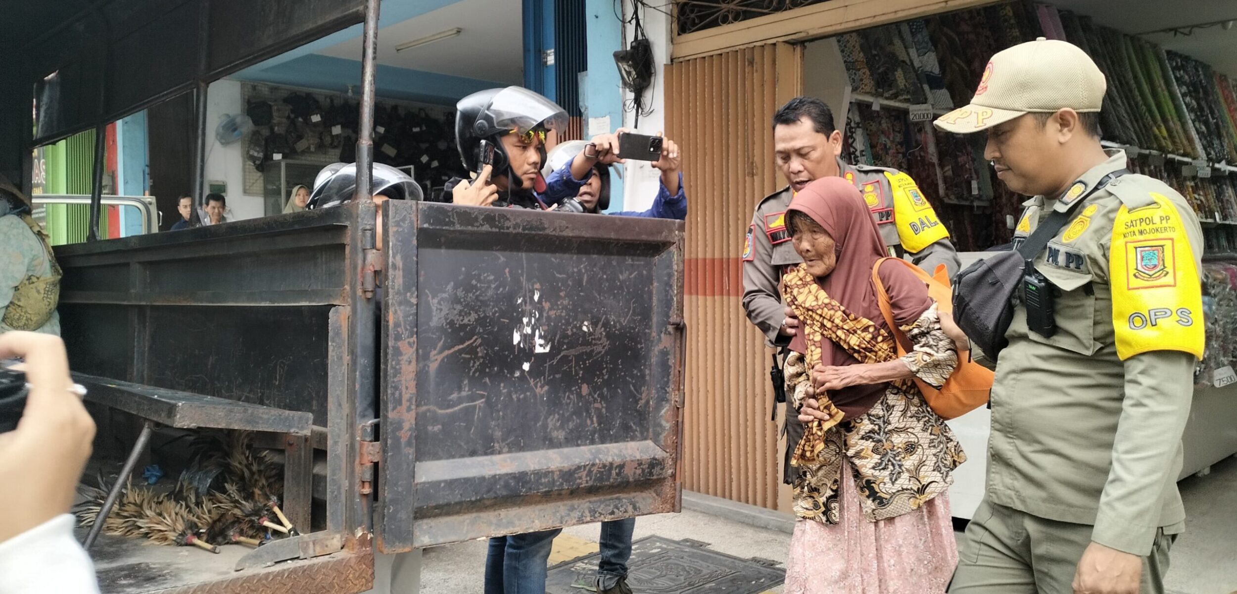 Salah seorang ibu yang diduga mengemis di Kota Mojokerto diamankan Satpol PP, Rabu (30/7/2025) (Redaksi / Kabarterdepan.com)