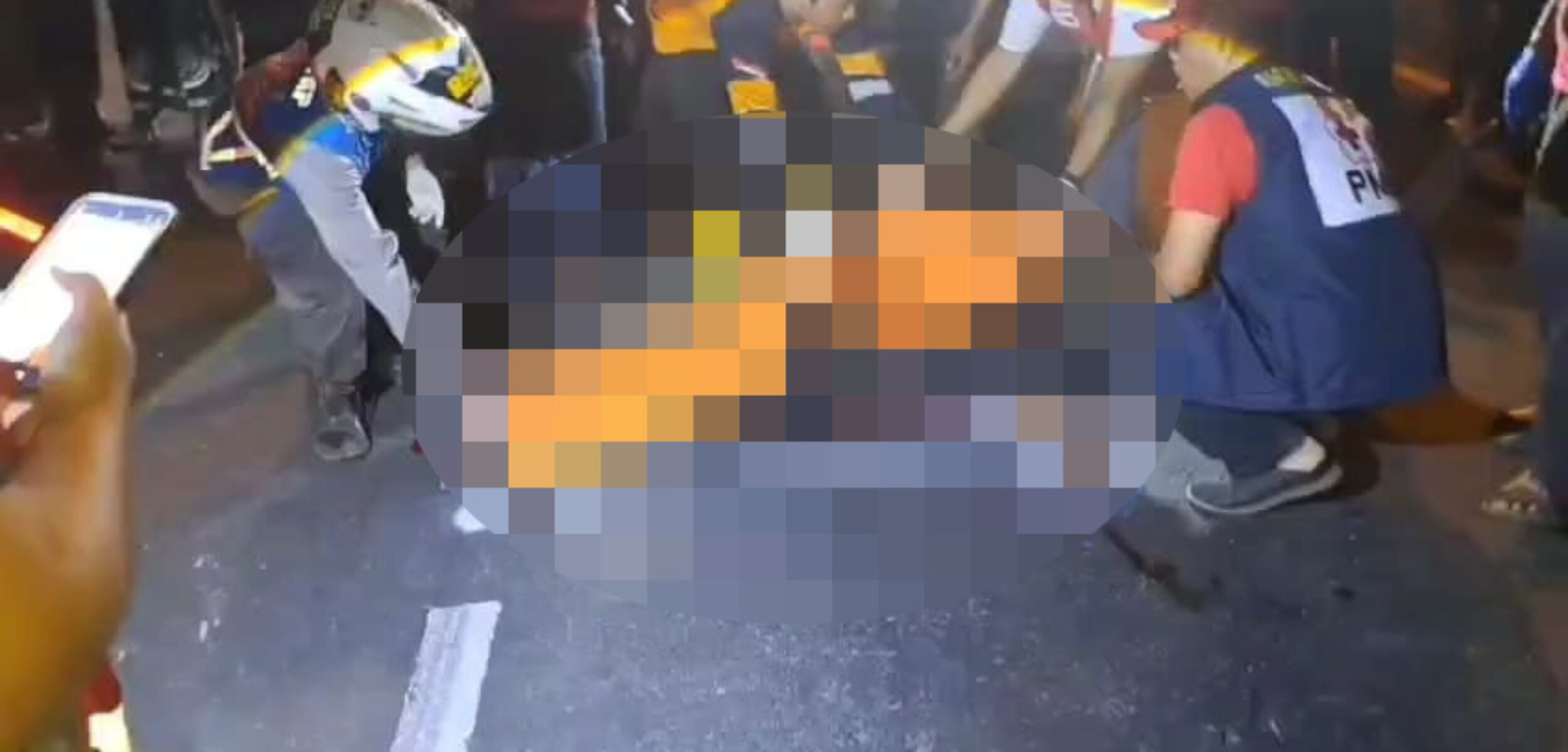 Evakuasi korban tabrak lari yang tergeletak di Jalan Raya Bypass, Desa Kedungmaling, Kecamatan Sooko, Kabupaten Mojokerto, Jumat (25/7/2025) (Redaksi / Kabarterdepan.com)