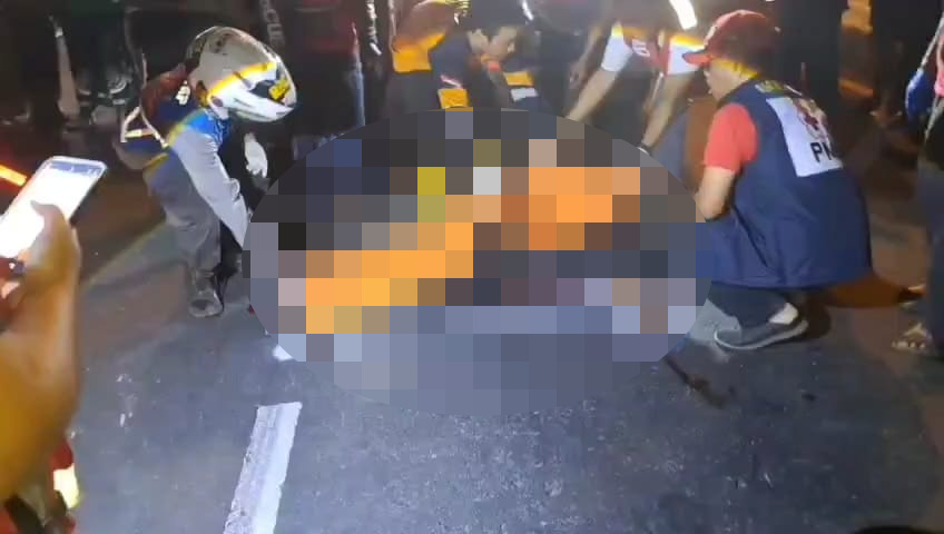 Evakuasi korban tabrak lari yang tergeletak di Jalan Raya Bypass, Desa Kedungmaling, Kecamatan Sooko, Kabupaten Mojokerto, Jumat (25/7/2025) (Redaksi / Kabarterdepan.com)