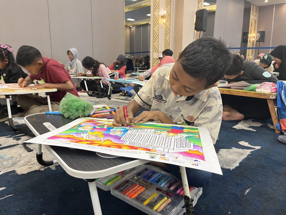 Lomba mewarnai yang diselenggarakan Aston Mojokerto dan Media Kabar Terdepan.
