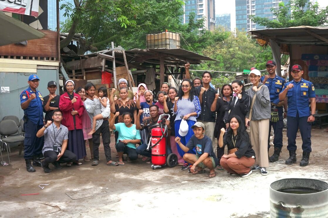 Perwakilan Archipelago, Pemadam Kebakaran, dan Warga Kampung Gasong setelah pelatihan alat pemadam kebakaran