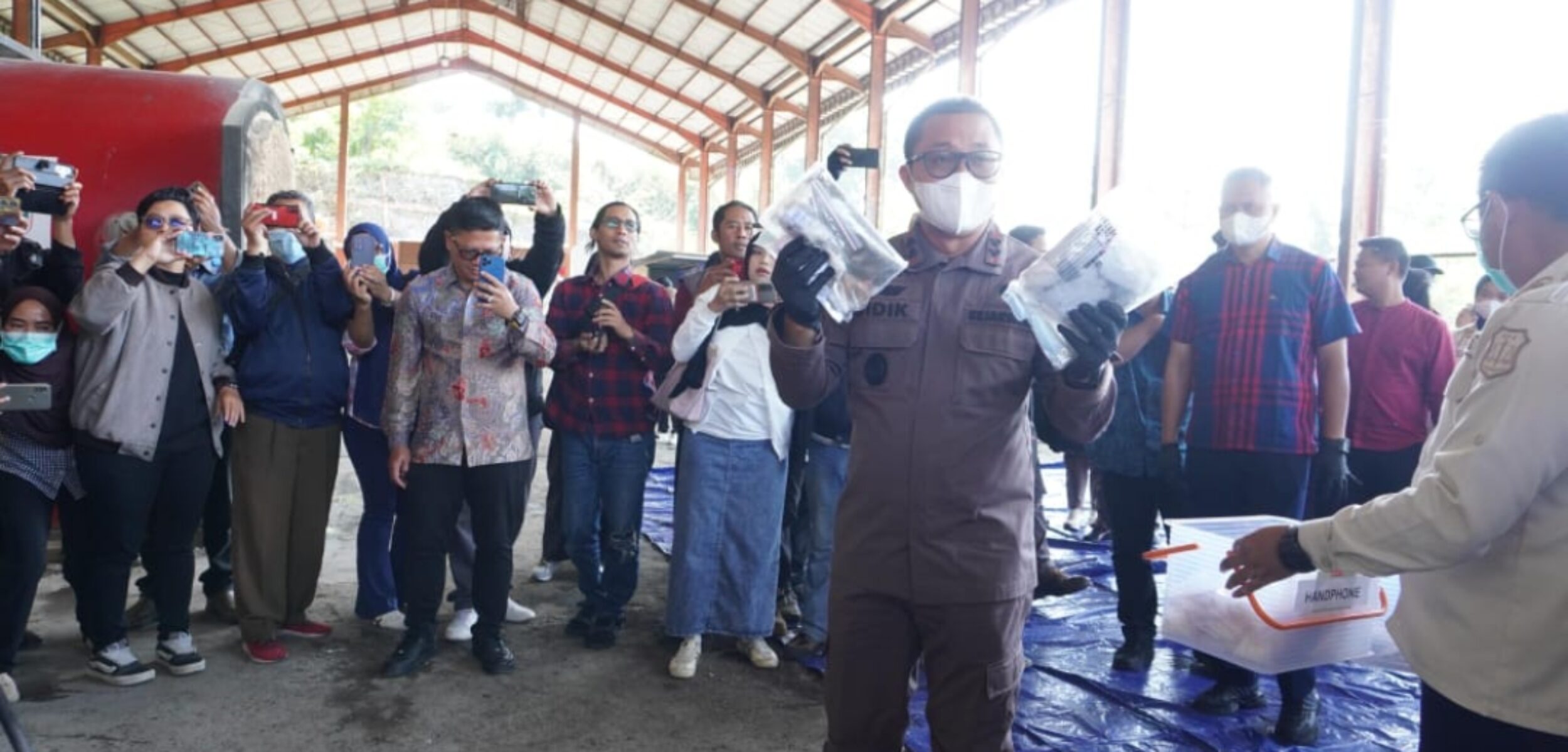 Kejari Batu Musnakan Barang Bukti Tindak Pidana Umum yang Inkrah, Ada Ganja Hingga Puluhan Botol Miras