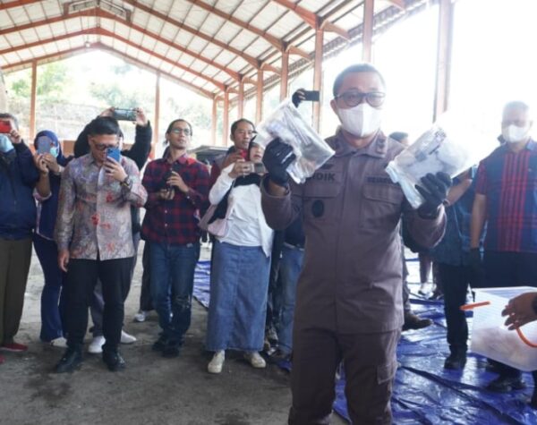 Kejari Batu Musnakan Barang Bukti Tindak Pidana Umum yang Inkrah, Ada Ganja Hingga Puluhan Botol Miras