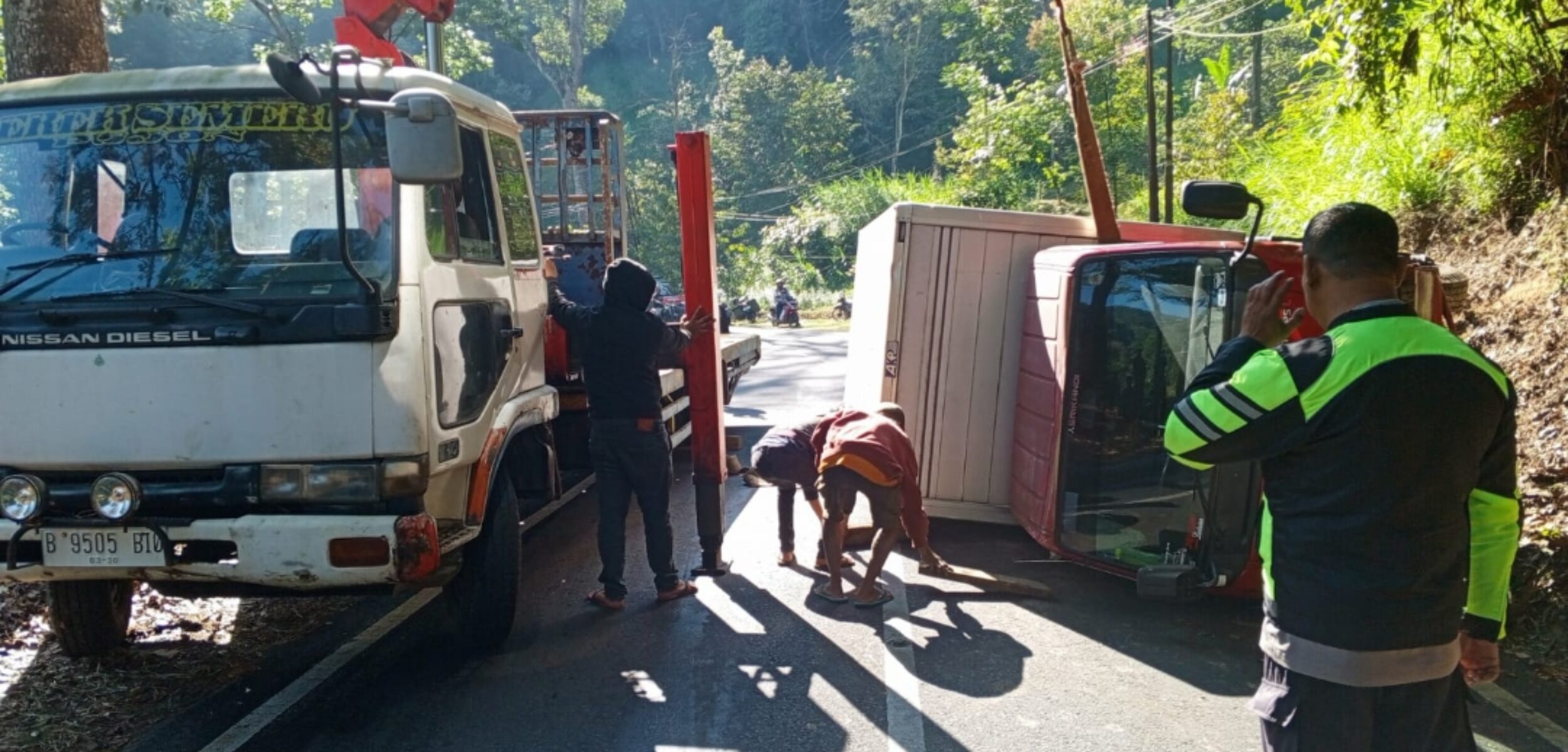 Polsek Pujon Respon Cepat, Datangi TKP Truk Box J&T Terguling di Dusun Ngeprih