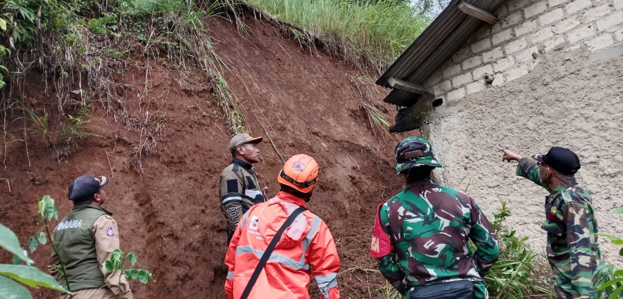 Hujan Lebat Terus Mengguyur, Dua Kampung di Perakansalak Sukabumi Dilanda Banjir Disertai Longsor