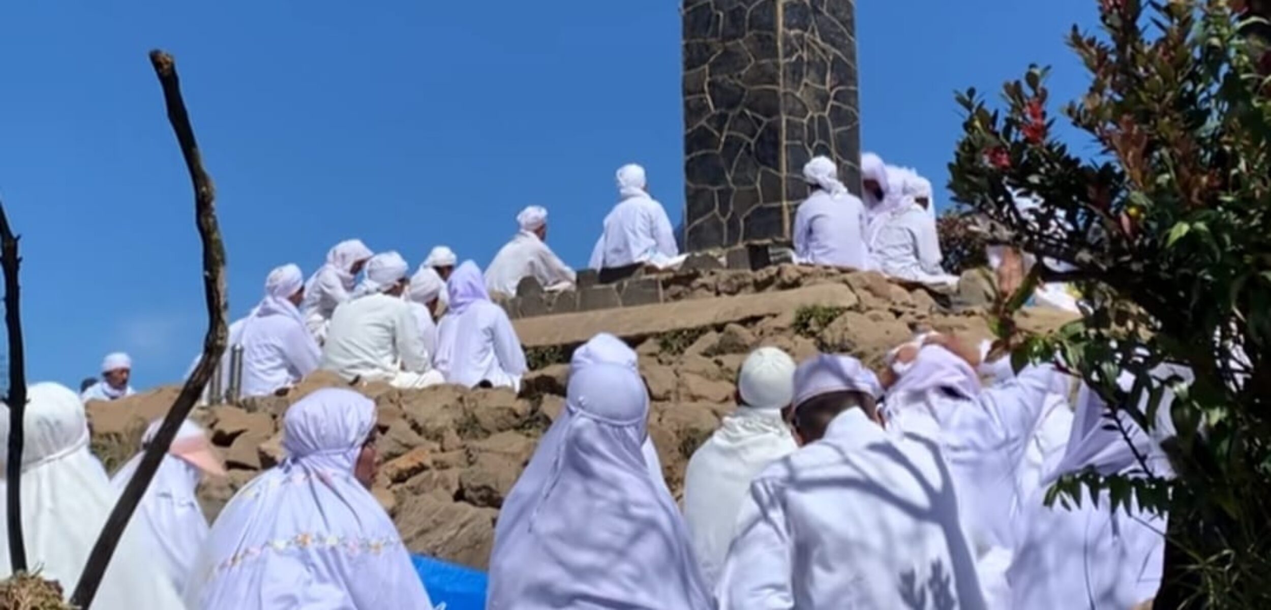 Viral Rombongan Berbaju Putih di Puncak Gunung Lawu, Sempat Dikira Sekte Aliran Sesat