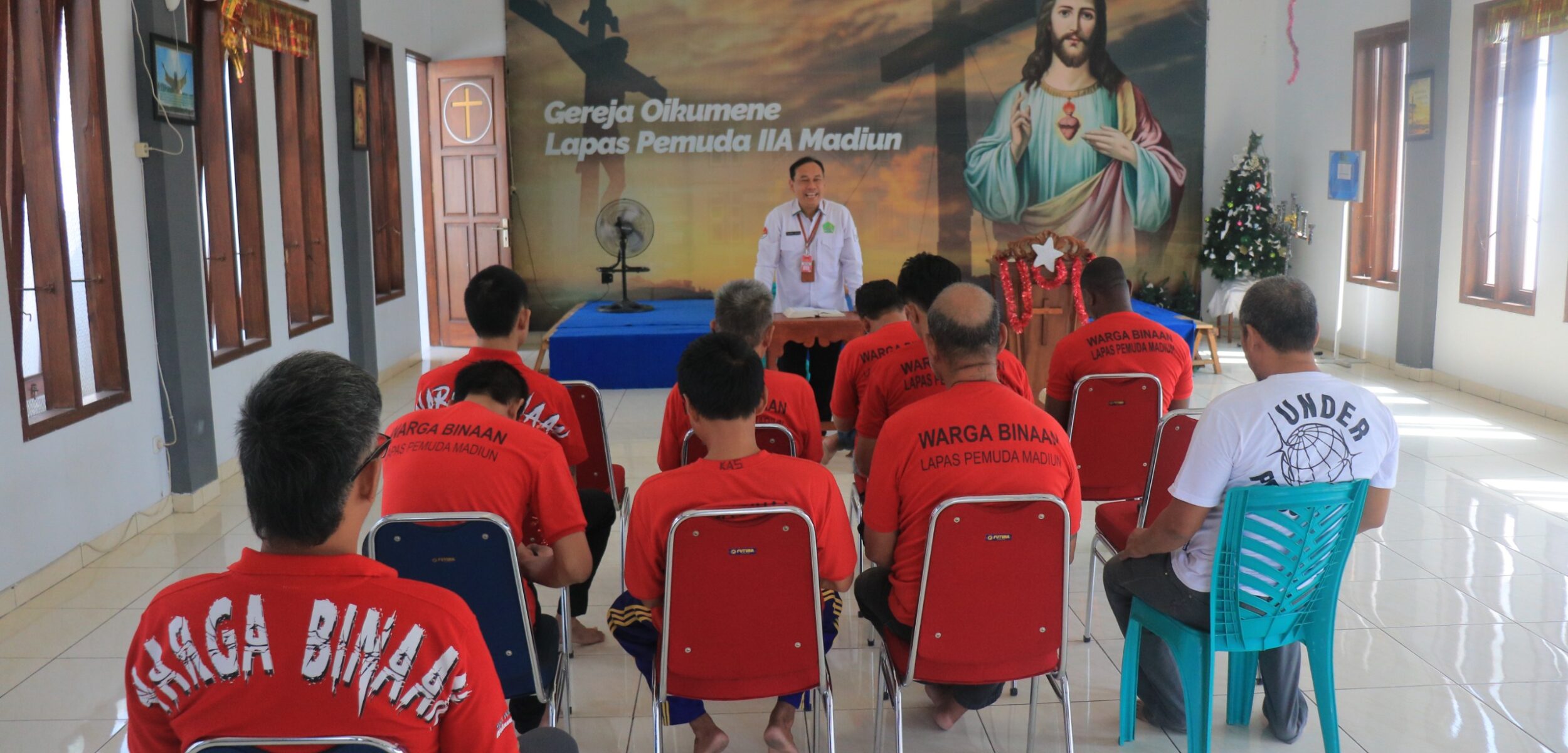 Potret pembinaan rohani warga binaan Kristen dan Katolik. (Humas Lapas Pemuda Madiun)
