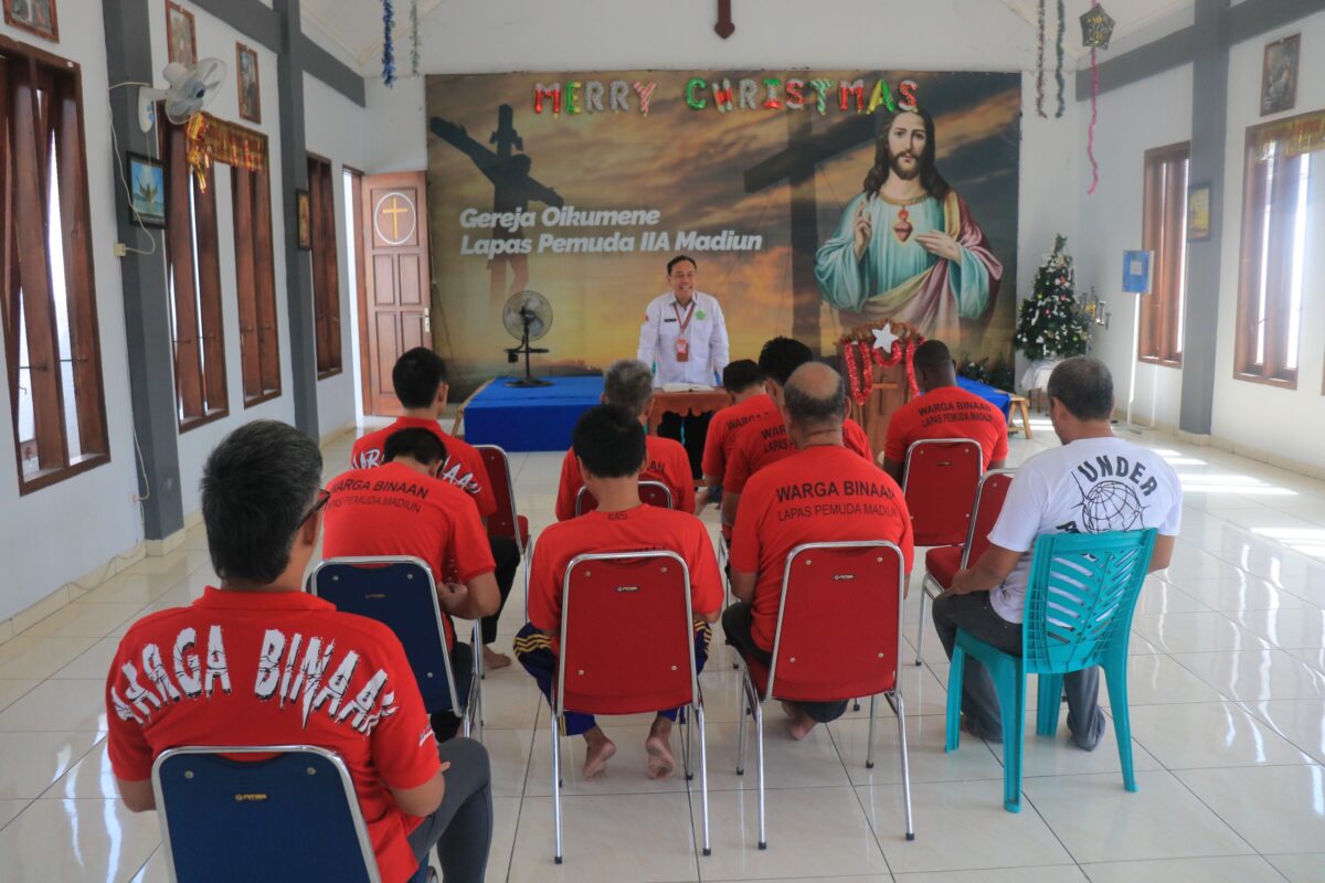 Potret pembinaan rohani warga binaan Kristen dan Katolik. (Humas Lapas Pemuda Madiun)
