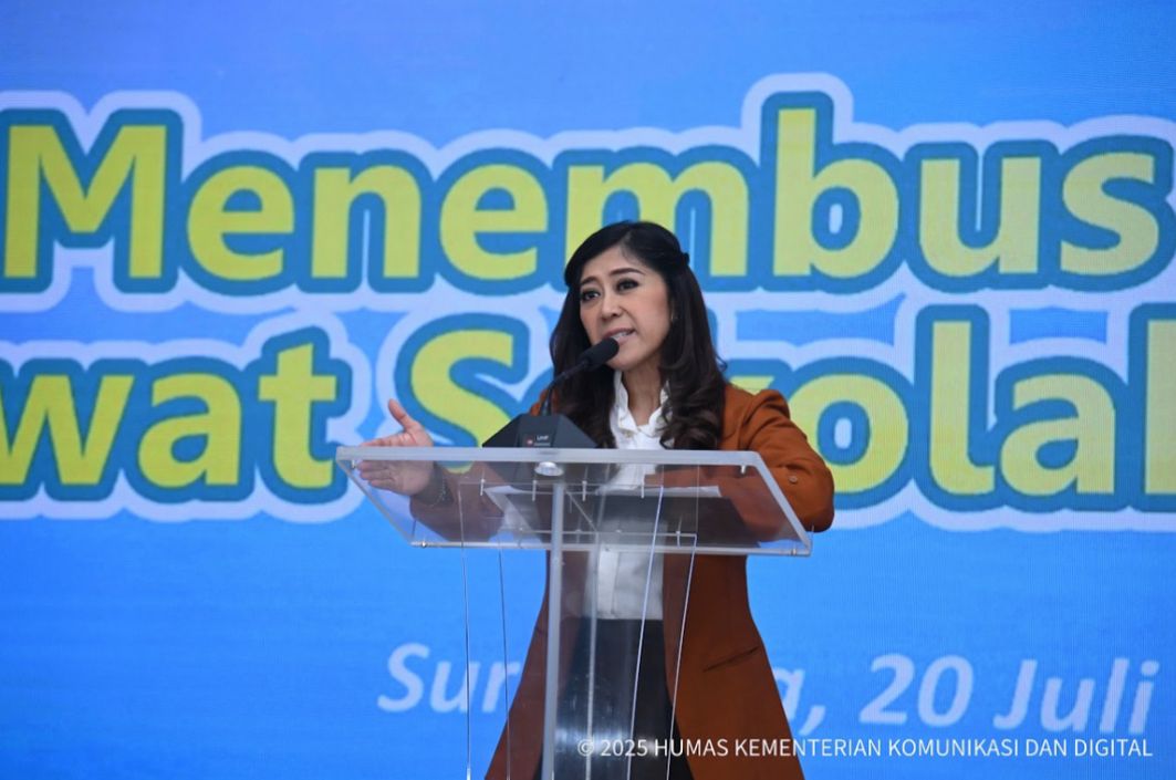 Menteri Komunikasi dan Digital Meutya Hafid dalam acara Media Briefing bertajuk “Menembus Batas Lewat Sekolah Rakyat” yang digelar di Monumen Pers Nasional, Surakarta, Minggu (20/7/2025) mengatakan pihaknya memastikan Komdigi akan terus berperan sebagai penghubung antara pemerintah dan media, terutama dalam penyampaian informasi program-program prioritas pemerintah.