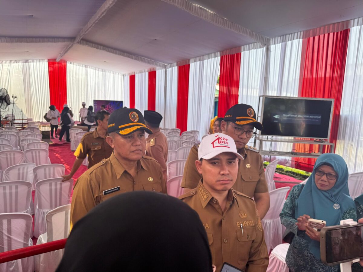 Bupati Mojokerto Muhammad Al Barra usai peluncuran KDMP di Gempolkrep.