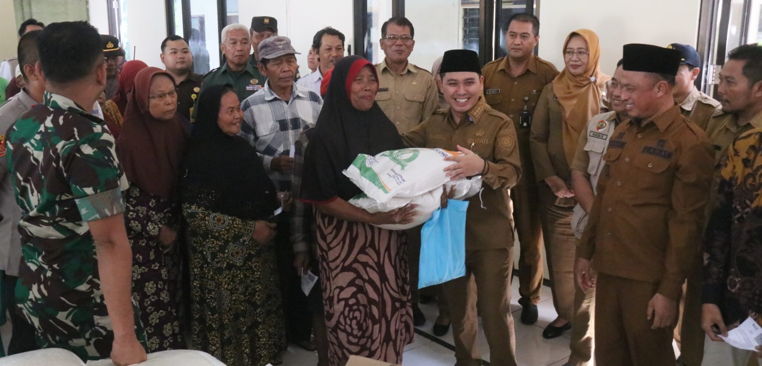Bupati Mojokerto Muhammad Al Barra secara resmi meluncurkan Program Penyaluran Bantuan Pangan (PBP)