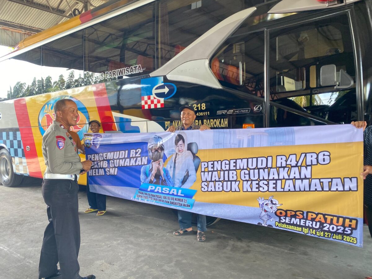 Satlantas Polres Probolinggo Kota Polda Jatim gencar melakukan sosialisasi dan membagikan brosur keselamatan berkendara. 