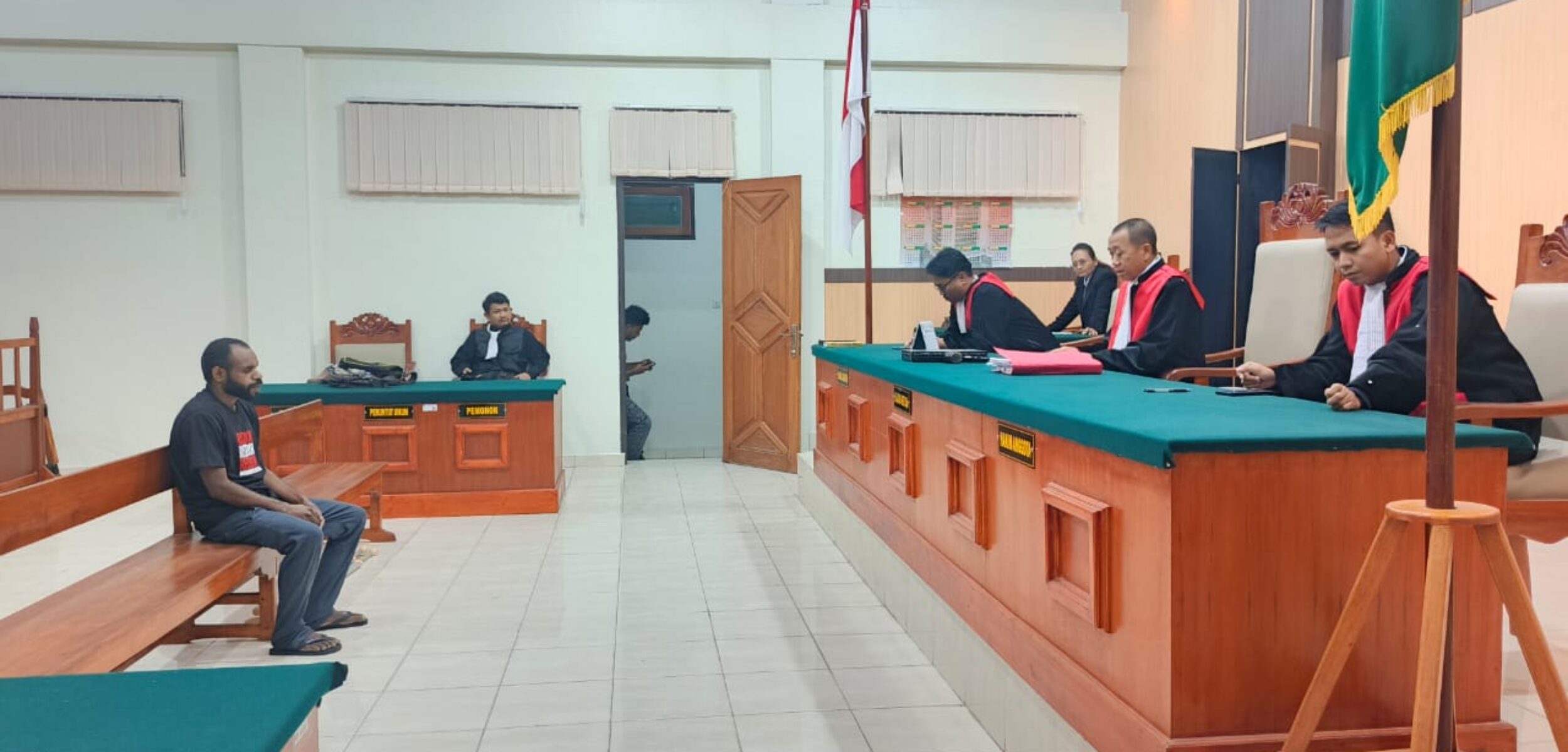 Pengadilan Negeri Kelas II B Wamena baru-baru ini menjatuhkan vonis 8 tahun penjara kepada Aske Mabel, seorang eks anggota Polres Yalimo.