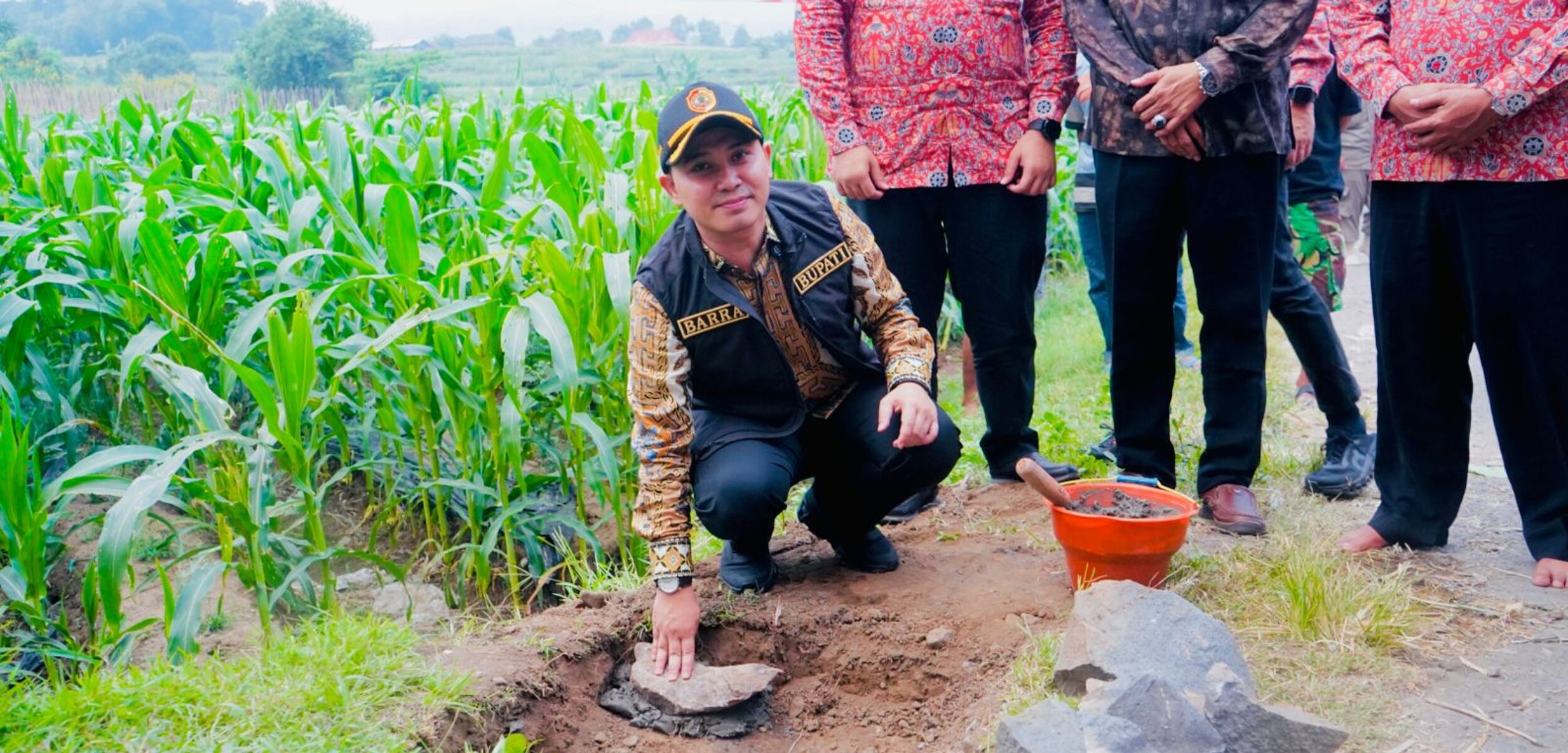 Bupati Mojokerto Muhammad Al Barra secara langsung melakukan peletakan batu pertama pembangunan Jembatan Bubak.