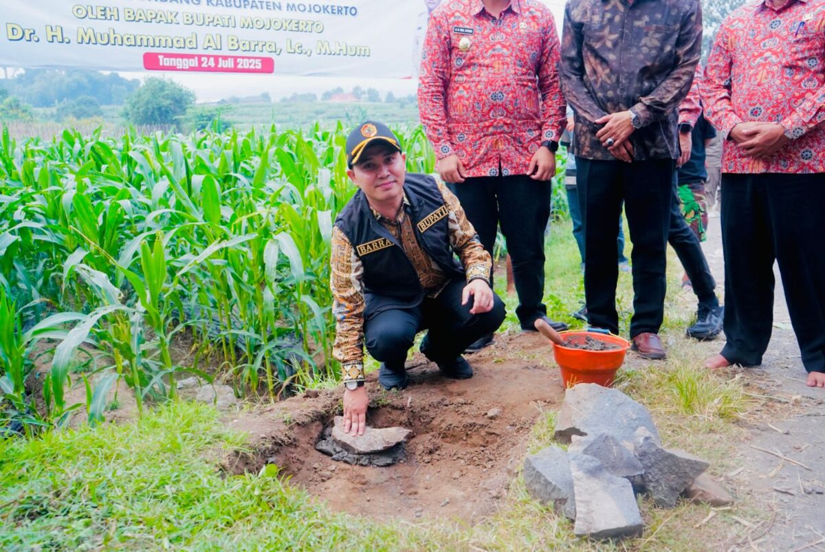 Bupati Mojokerto Muhammad Al Barra secara langsung melakukan peletakan batu pertama pembangunan Jembatan Bubak. 