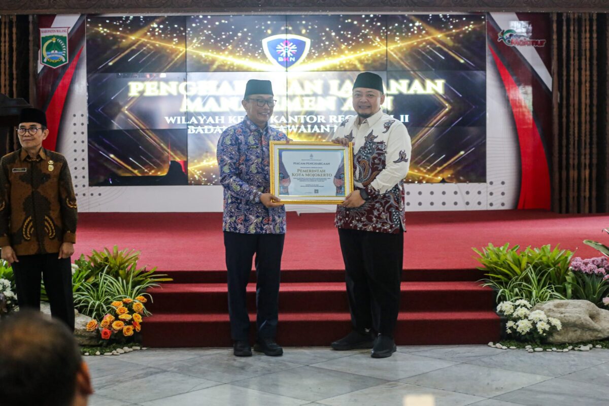 Pemkot Mojokerto meraih penghargaan sebagai instansi di wilayah kerja Kantor Regional II Badan Kepegawaian Negara (BKN) yang diterima oleh Wakil Wali Kota Mojokerto Rachman Sidharta Arisandi. 