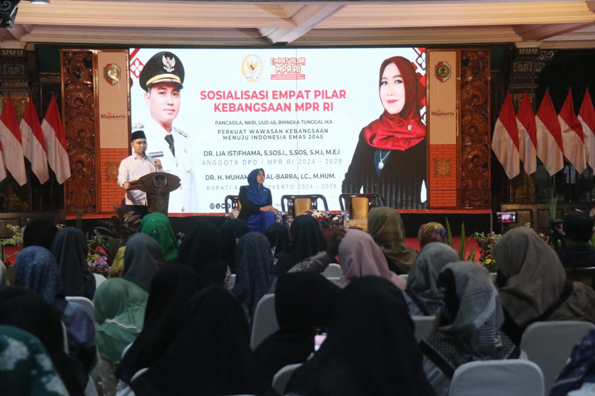Bupati Mojokerto Muhammad Al Barra bersama Dr. Lia Istifhama, Anggota DPD/MPR RI periode 2024–2029 dalam Sosialisasi Empat Pilar Kebangsaan yang mengusung tema "Perkuat Wawasan Kebangsaan Menuju Indonesia Emas 2045". 