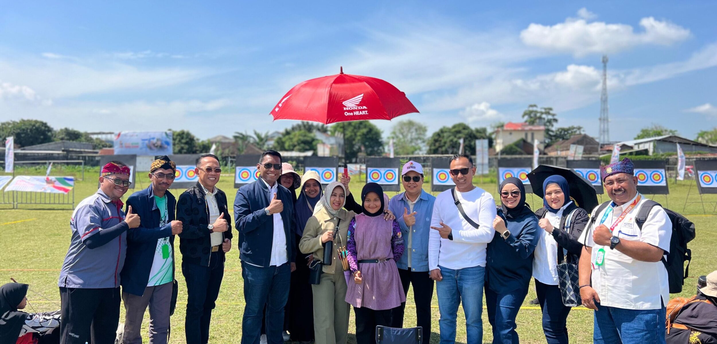 Wali Kota Mojokerto Ika Puspitasari bersama atlet yang siap bersaing di FORNAS VIII NTB