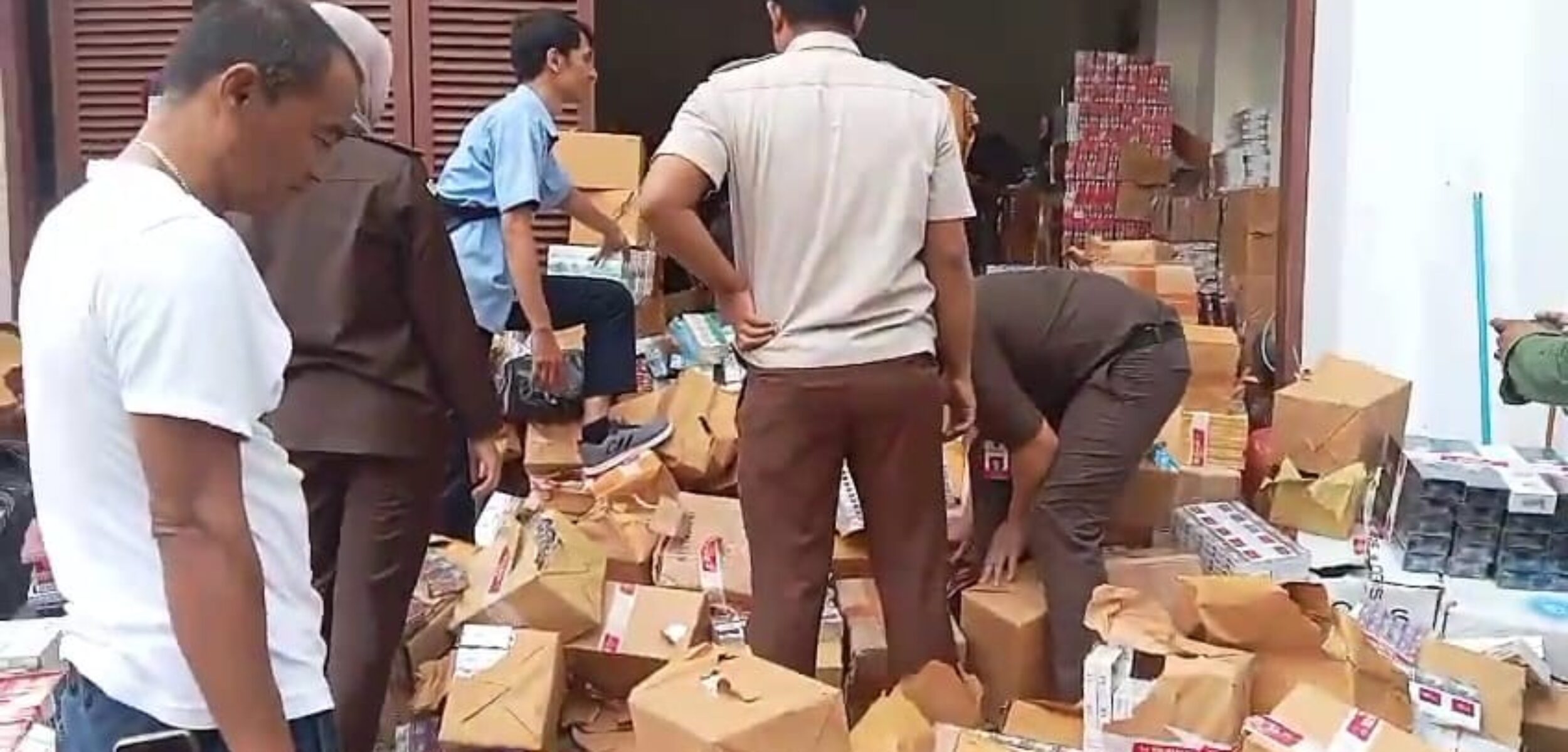 Dua Pengedar Diamankan, Kejari Sukabumi Sita Ribuan Slop Rokok Ilegal di Pasar Cicurug