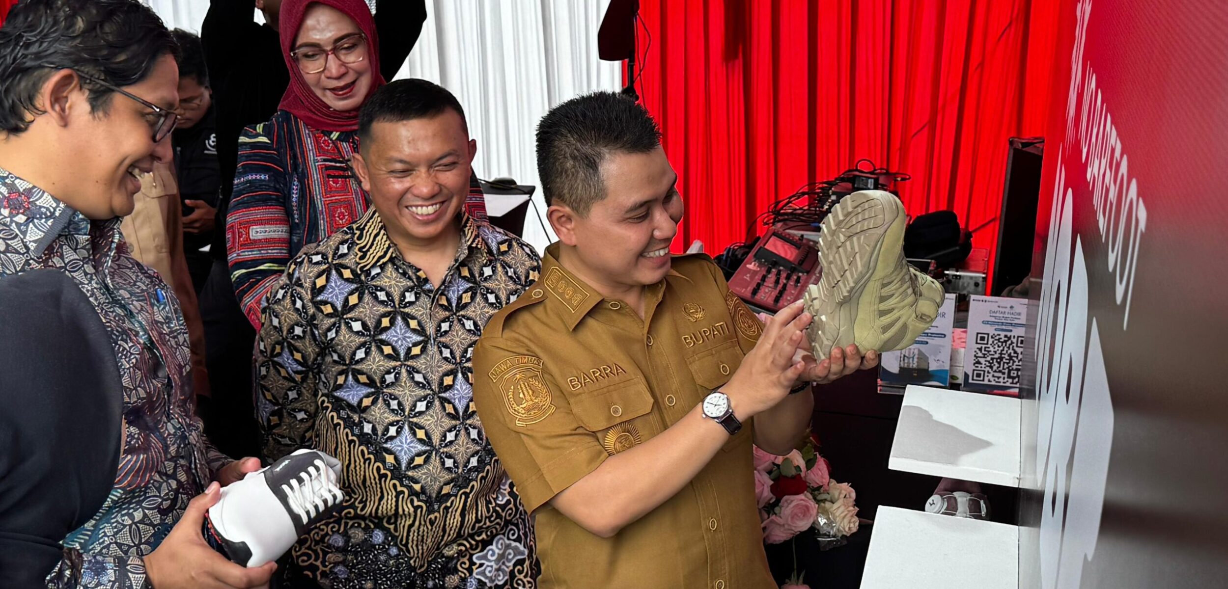 Bupati Mojokerto Muhammad Al Barra memamerkan sepatu bermerek NOBF - No Bare Foot, hasil produksi CV. Mitraindo Shoes Pratama. 
