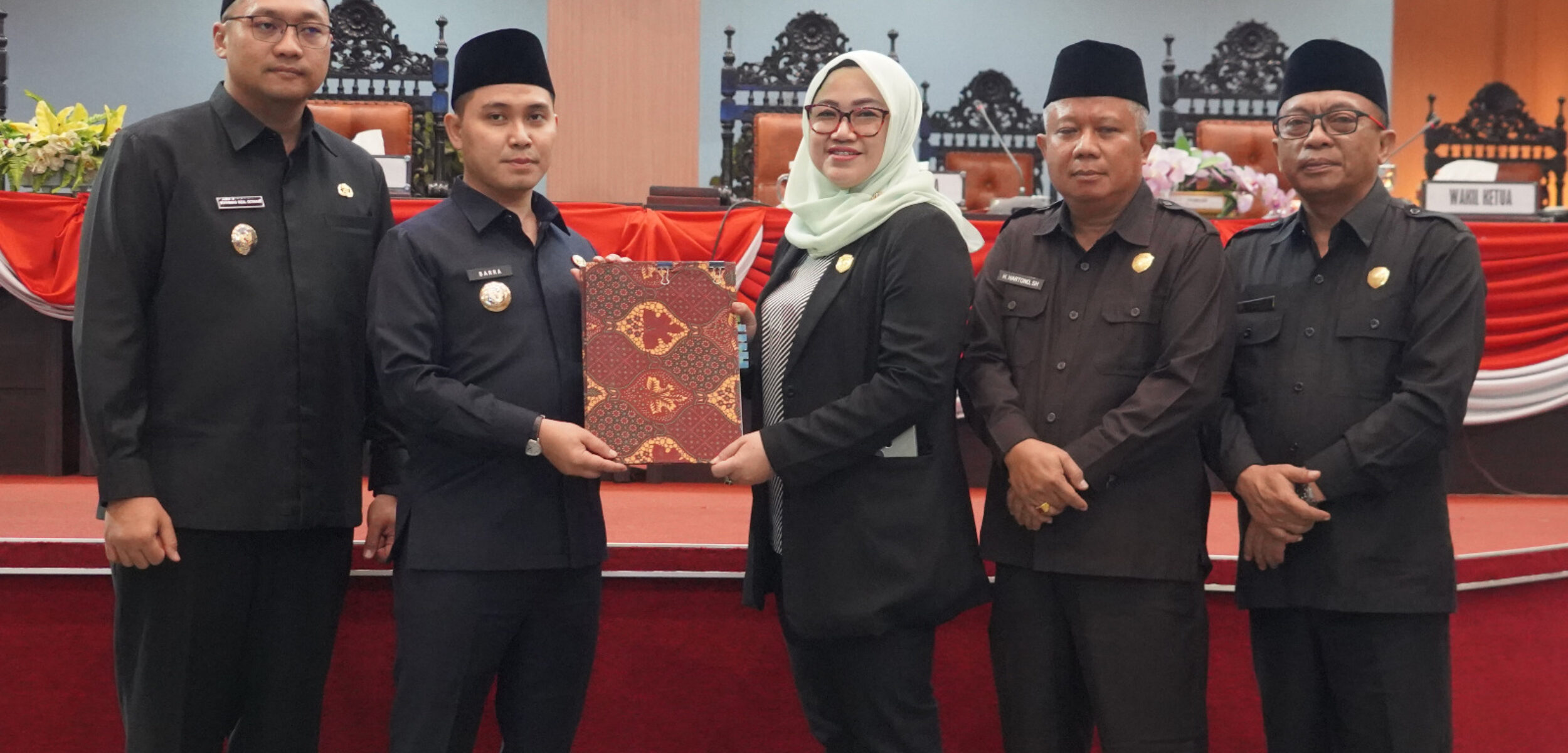 Bupati Mojokerto Muhammad Al Barra usai penandatanganan berita acara persetujuan bersama antara DPRD dan Pemerintah Daerah atas Raperda P-APBD 2025