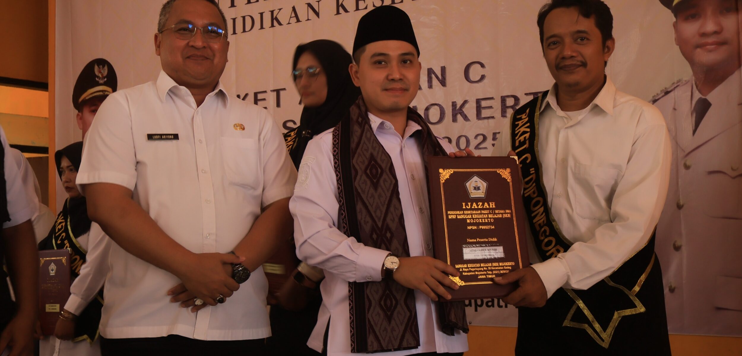 Bupati Mojokerto Muhammad Al Barra menyerahkan ijazah pendidikan kesetaraan. (Kominfo Kabupaten Mojokerto)