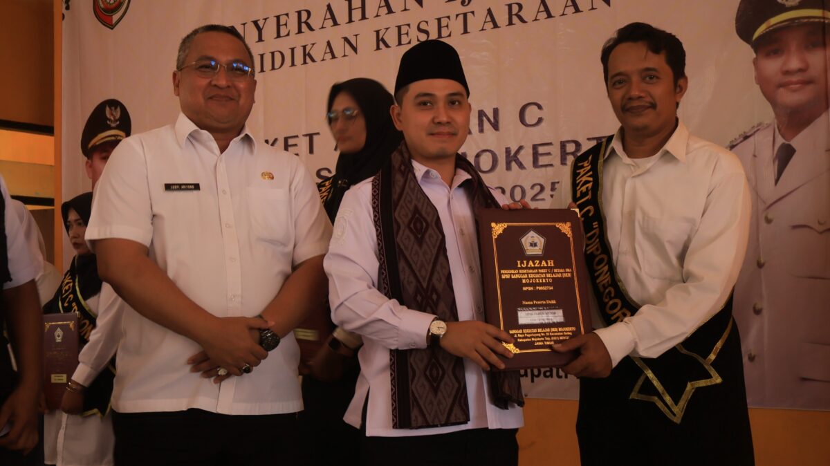 Bupati Mojokerto Muhammad Al Barra menyerahkan ijazah pendidikan kesetaraan. (Kominfo Kabupaten Mojokerto)