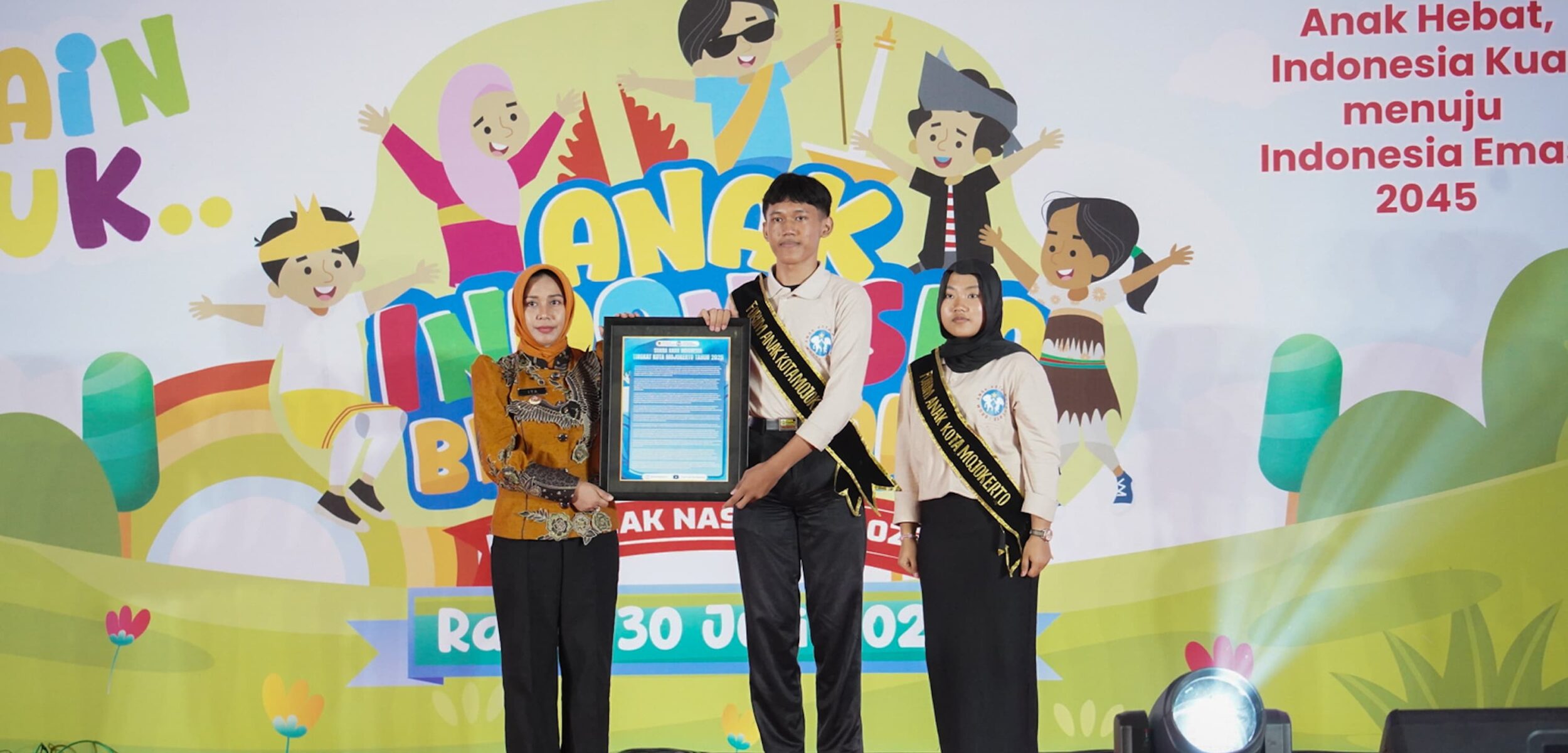 WhatsApp Image 2025 07 30 at 4.35.26 PM 1 Wali Kota Mojokerto Ika Puspitasari menerima Piagam Maklumat Suara Anak Indonesia dari Forum Anak Kota Mojokerto dalam peringatan Gebyar Hari Anak Nasional 2025