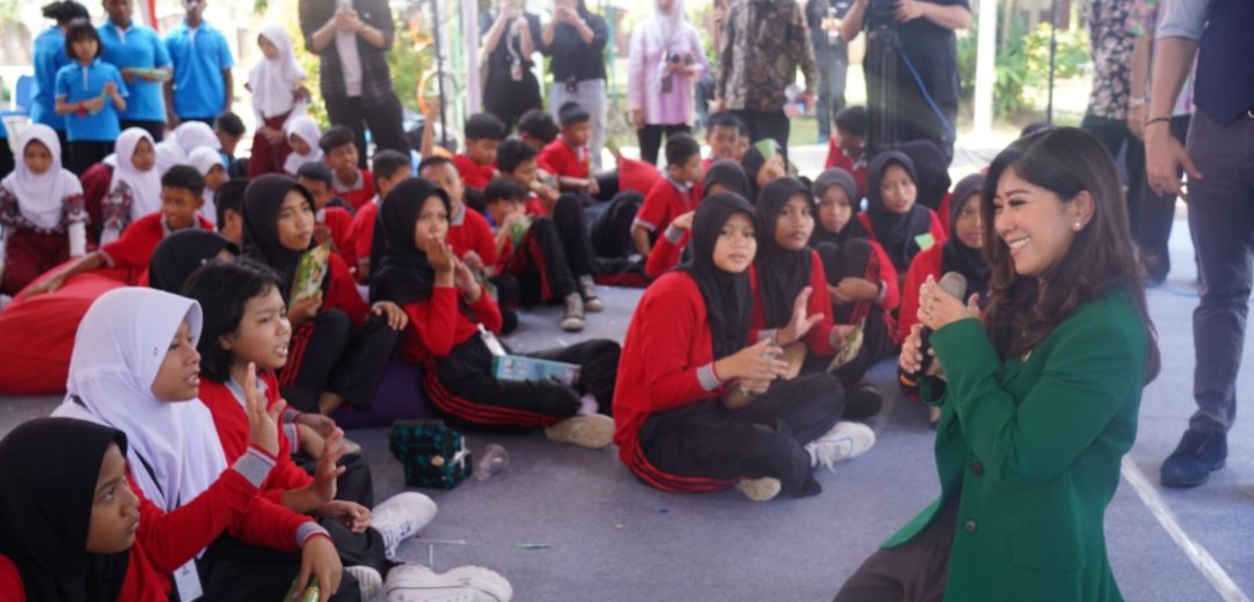 Menteri Komunikasi dan Digital Meutya Hafid momentum peringatan Hari Anak Nasional 2025 di Sekolah Rakyat Sentra Handayani, Jakarta Timur, Kamis (24/7/2025) mengatakan dalam regulasi PP Tunas, setiap platform digital memiliki klasifikasi batas usia anak yang berbeda-beda sesuai tingkat risikonya.