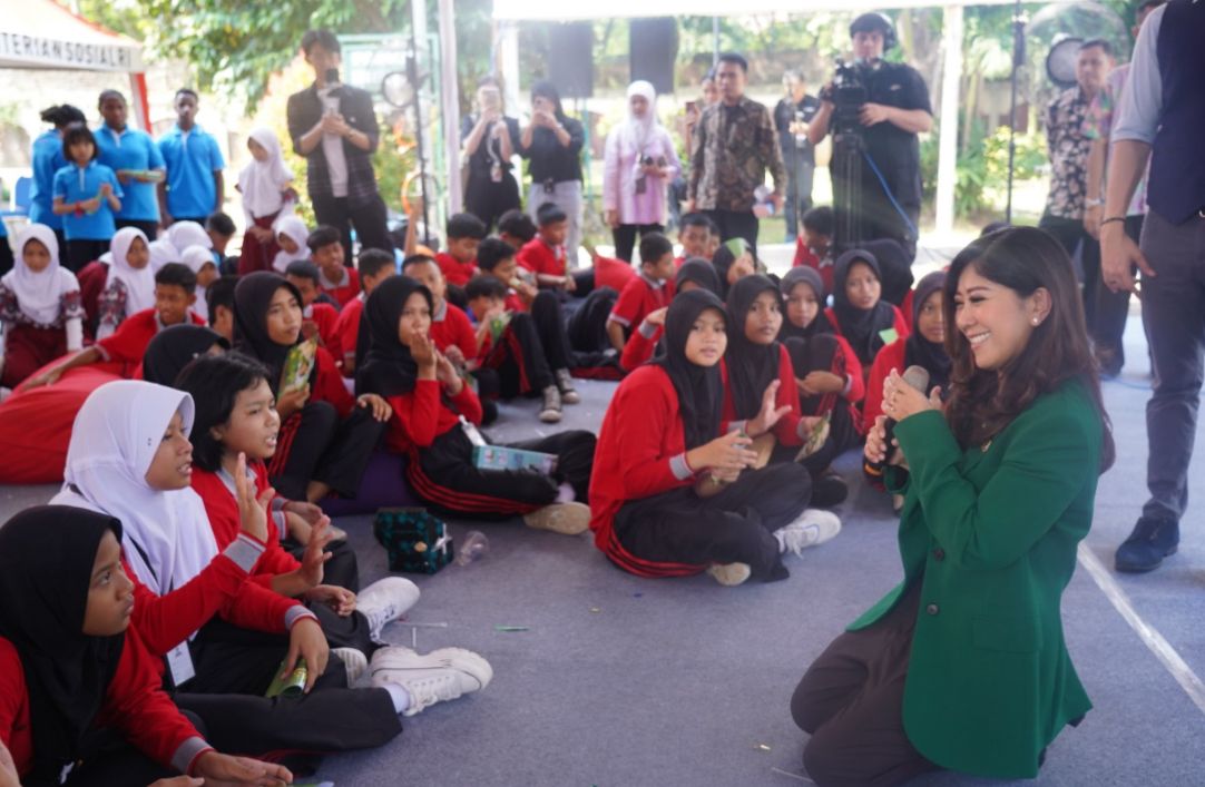 Menteri Komunikasi dan Digital Meutya Hafid momentum peringatan Hari Anak Nasional 2025 di Sekolah Rakyat Sentra Handayani, Jakarta Timur, Kamis (24/7/2025) mengatakan dalam regulasi PP Tunas, setiap platform digital memiliki klasifikasi batas usia anak yang berbeda-beda sesuai tingkat risikonya.