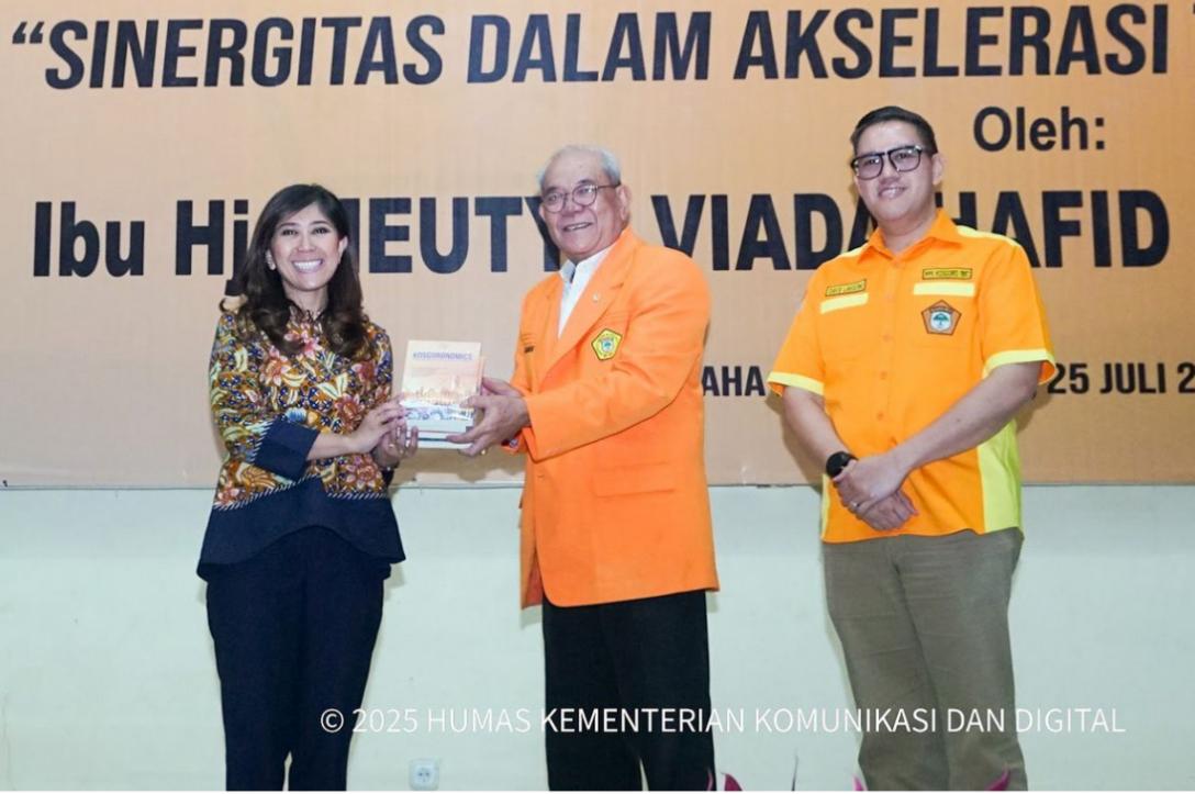 Menteri Komunikasi dan Digital Meutya Hafid dalam puncak Dies Natalis ke-13 Institut Bisnis dan Informatika (IBI) Kosgoro 1957 di Jakarta Selatan, Jumat (25/7/2025) mengatakan perguruan tinggi harus menjadi garda terdepan dalam membekali mahasiswa dengan keterampilan digital dasar hingga lanjutan, termasuk keahlian di bidang AI.