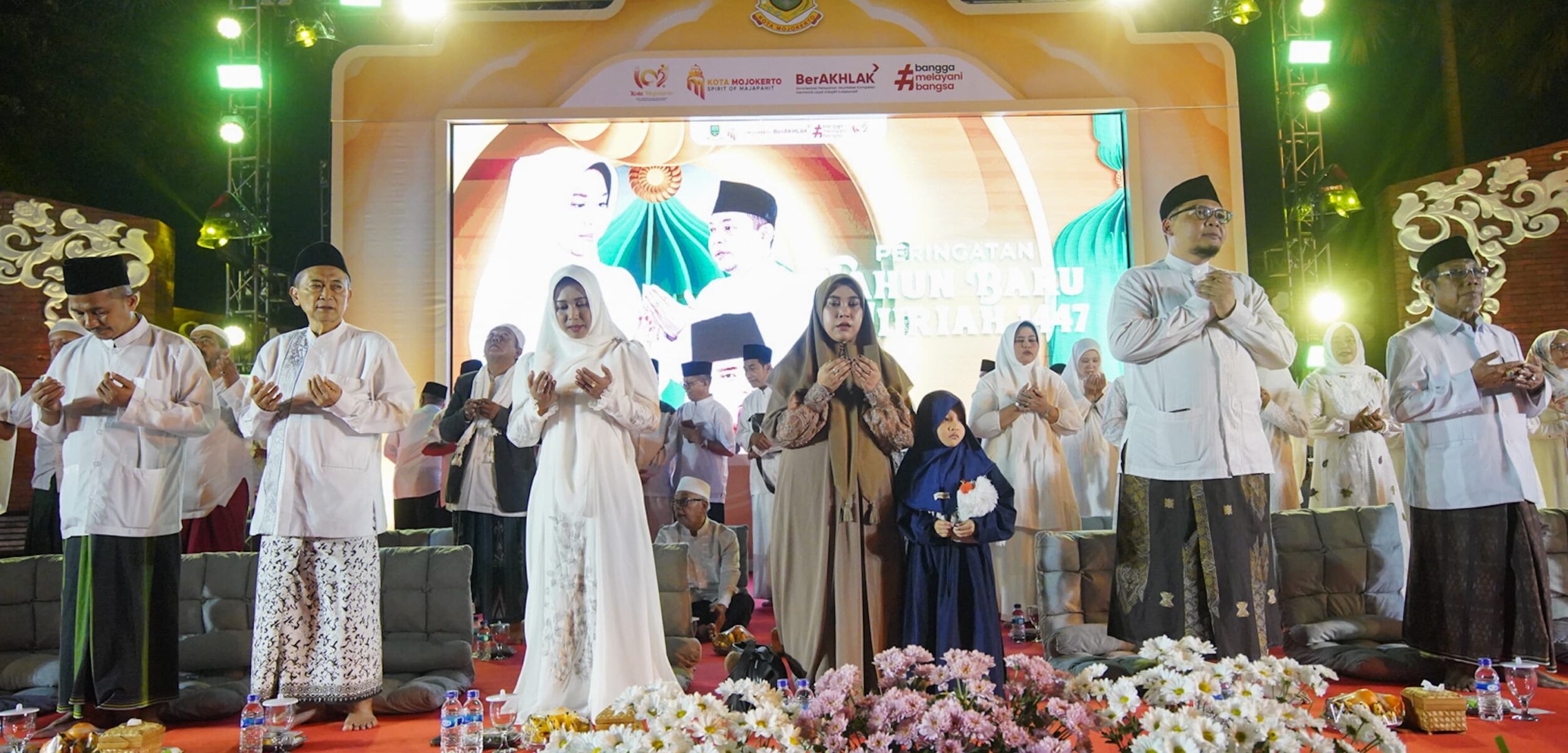 Wali Kota Mojokerto Ika Puspitasari bersama warga mengikuti pengajian dan selawat bersama dalam rangka memperingati Tahun Baru Islam 1447 Hijriah.