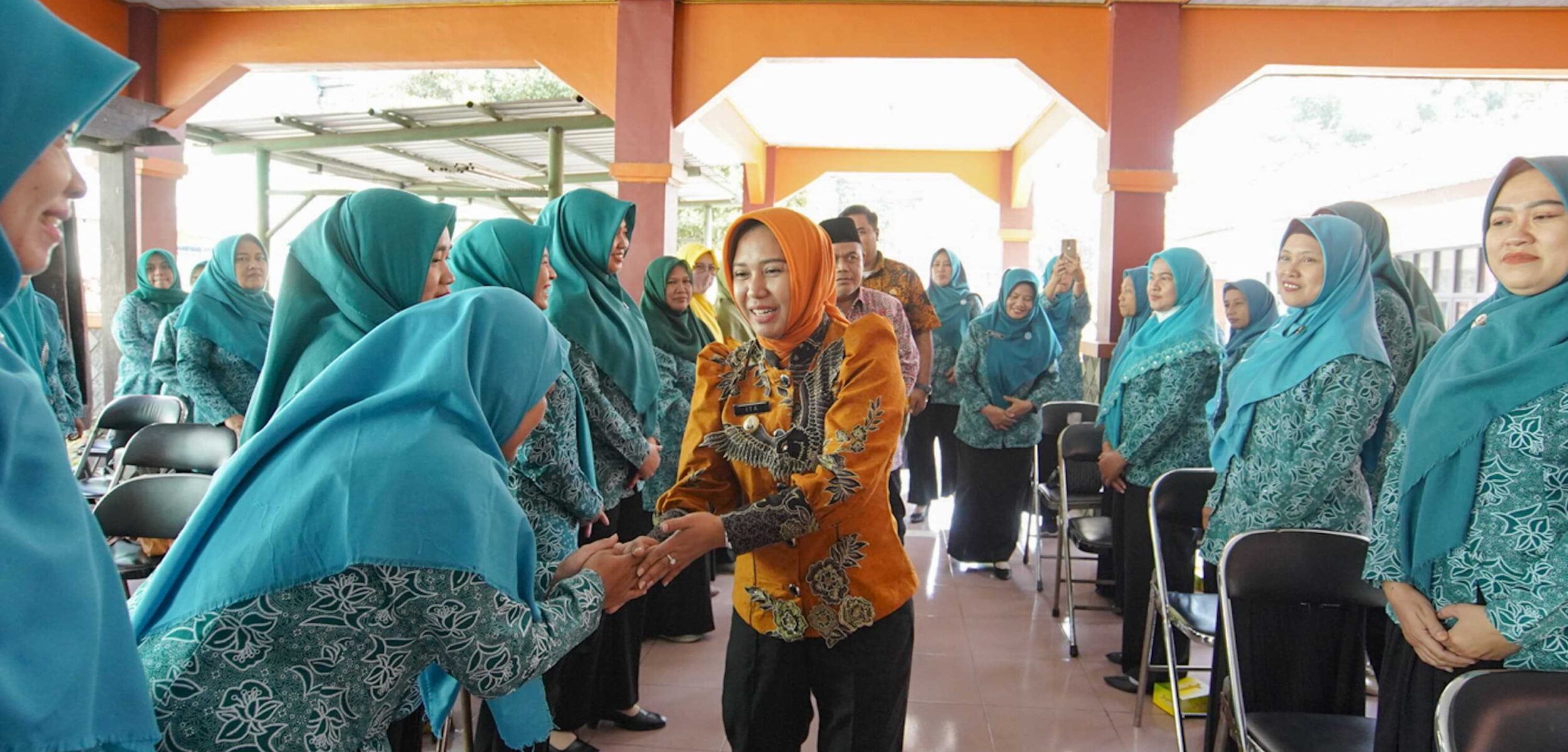 Wali Kota Mojokerto Ika Puspitasari menyapa anggota PKK yang hadir