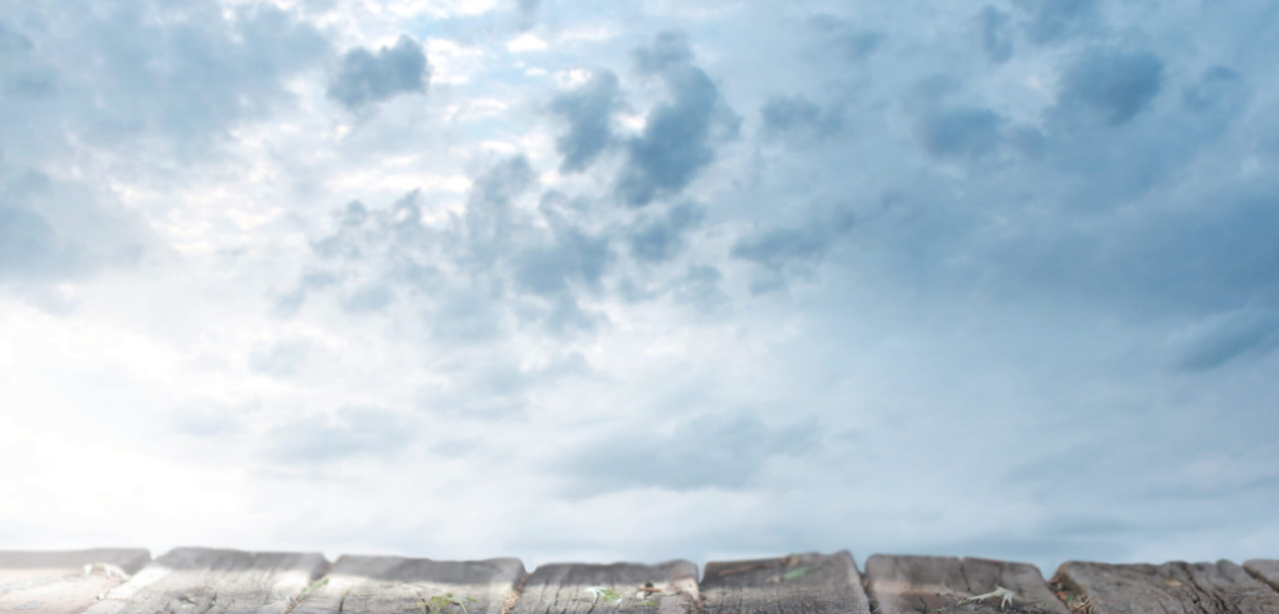 empty wood table top blur sky 1 Ilustrasi cuaca berawan. (Freepik)