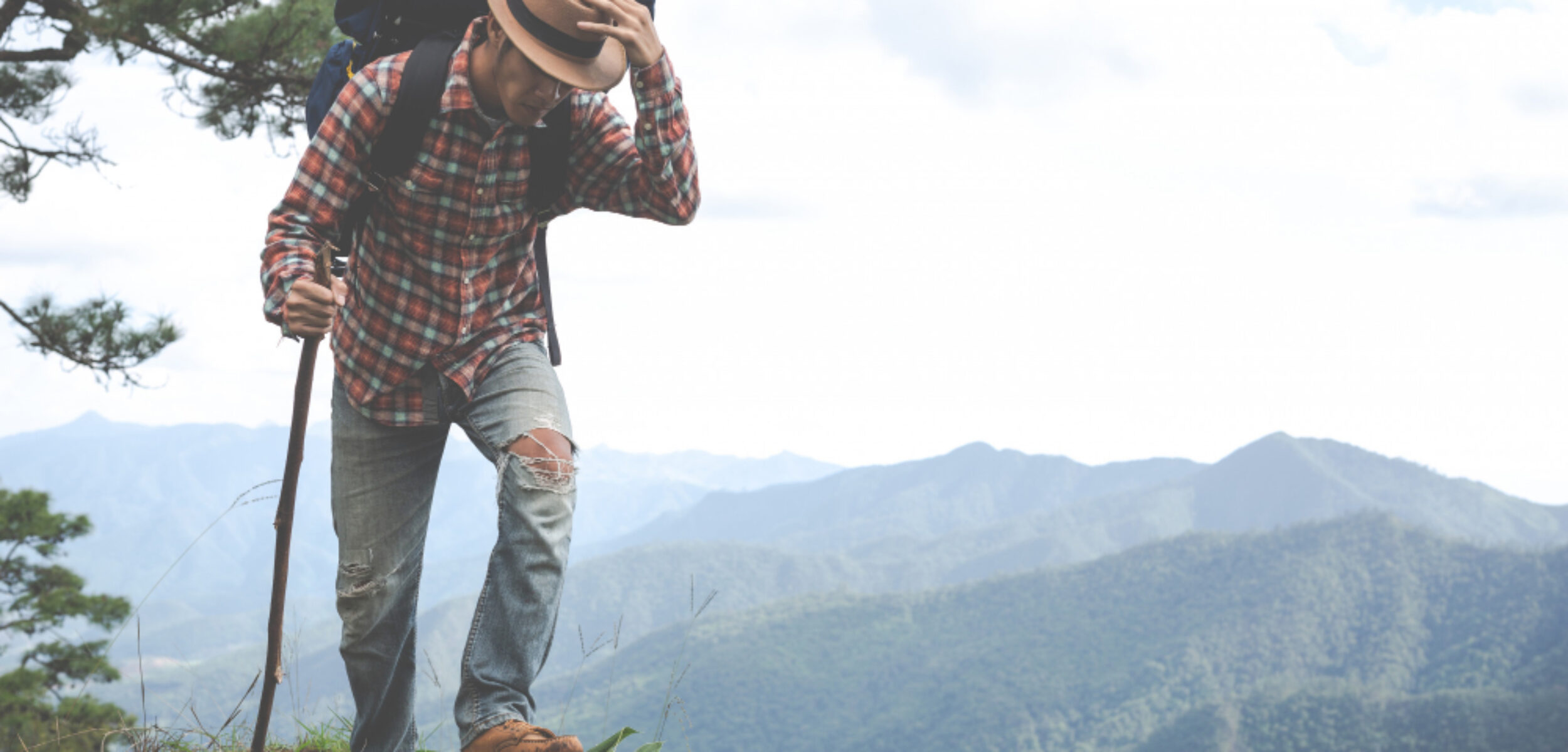 Ilustrasi mendaki gunung. (Freepik)