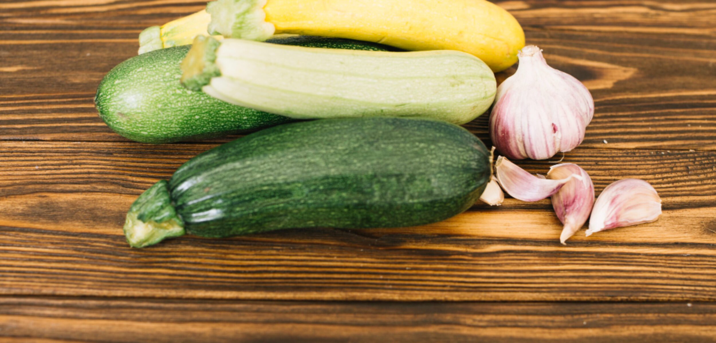Ilustrasi bawang putih dan timun untuk menurunkan kolesterol
