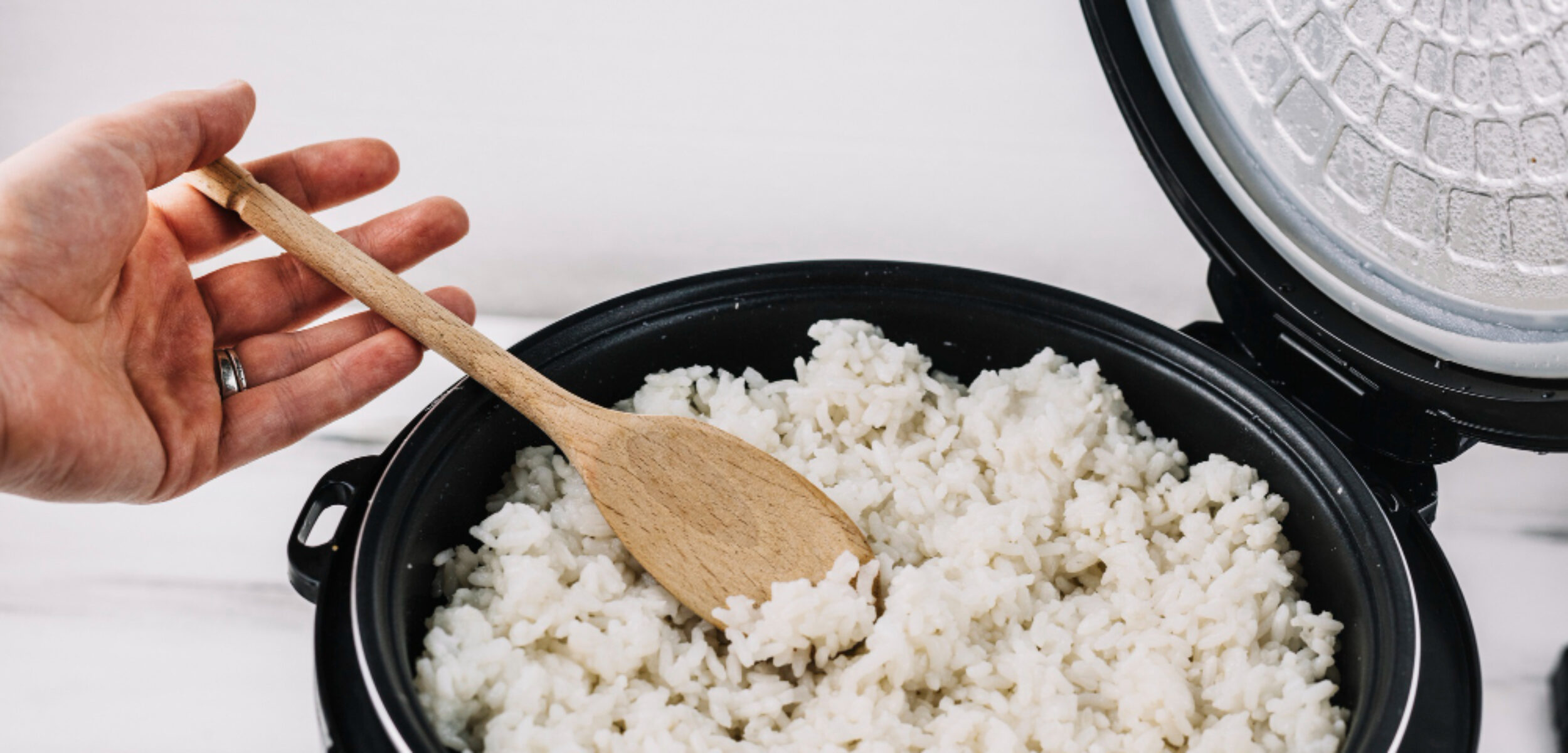 Ilustrasi memasak nasi. (Freepik)