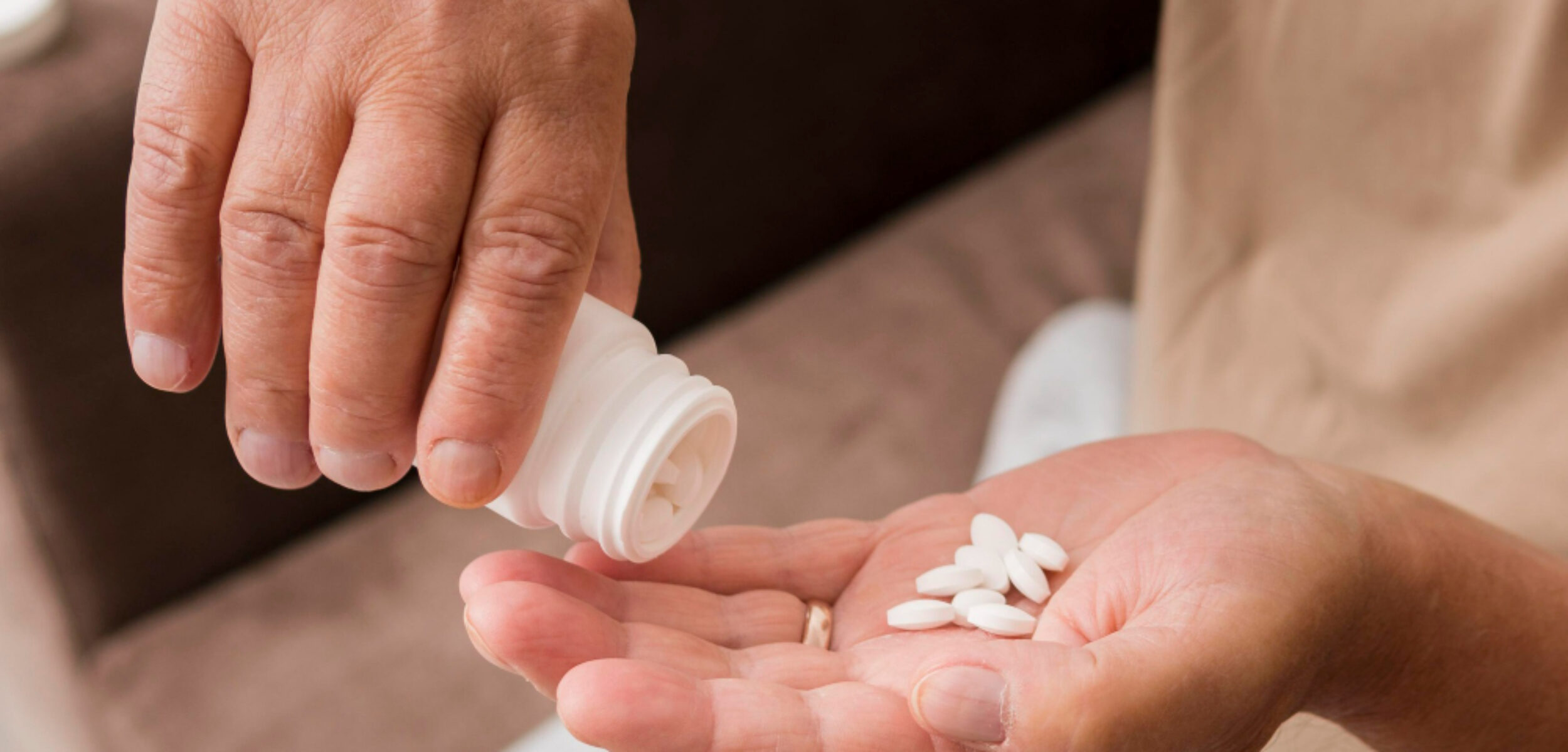 2148704902 1 Ilustrasi mengonsumsi obat cacing. (Freepik)