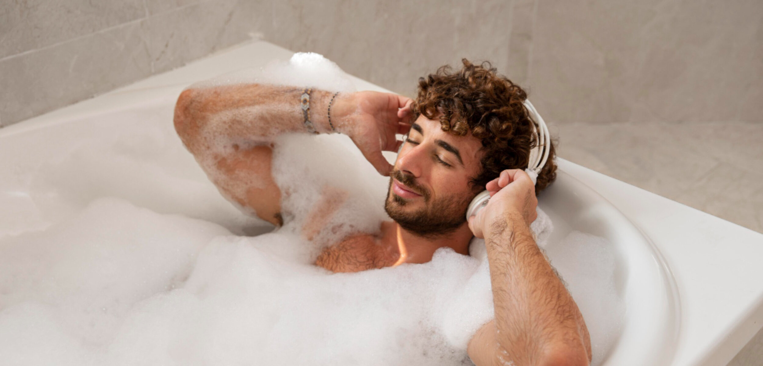 Ilustrasi orang mandi.