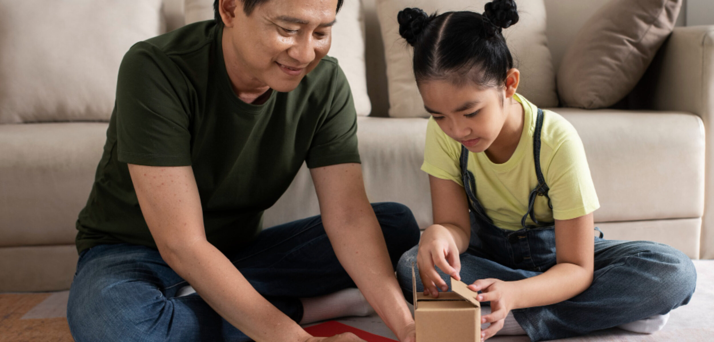 Ilustrasi orang tua membentuk karakter anak. (Freepik)