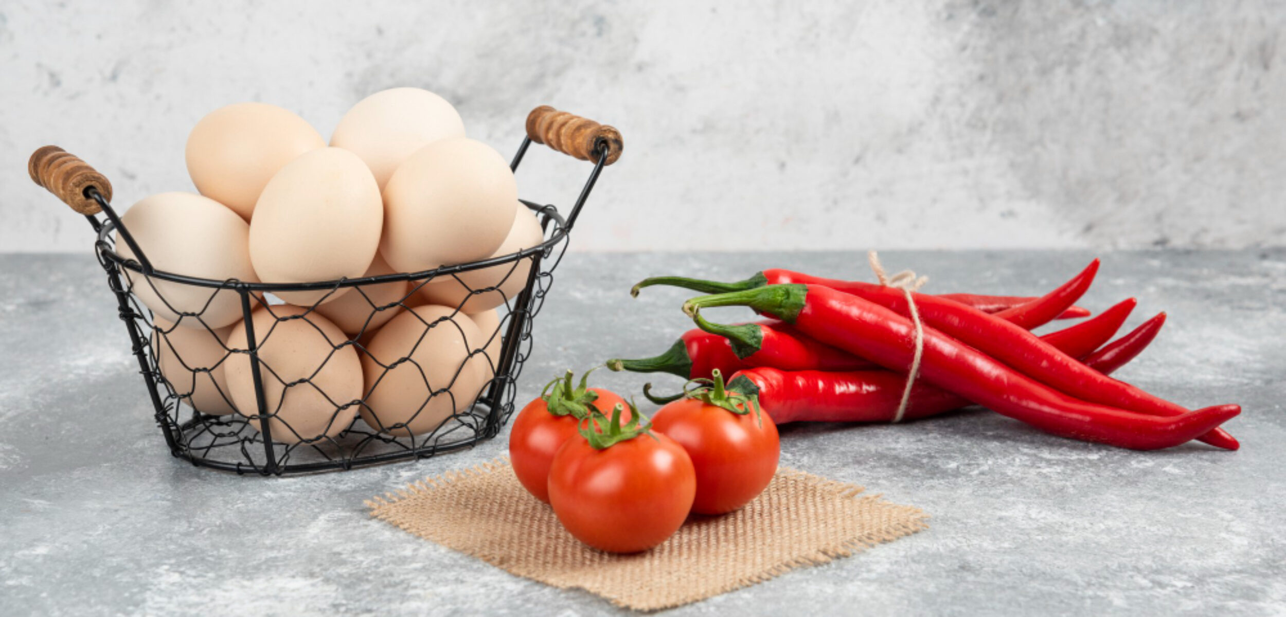 Ilustrasi bahan pokok cabai merah dan telur ayam.