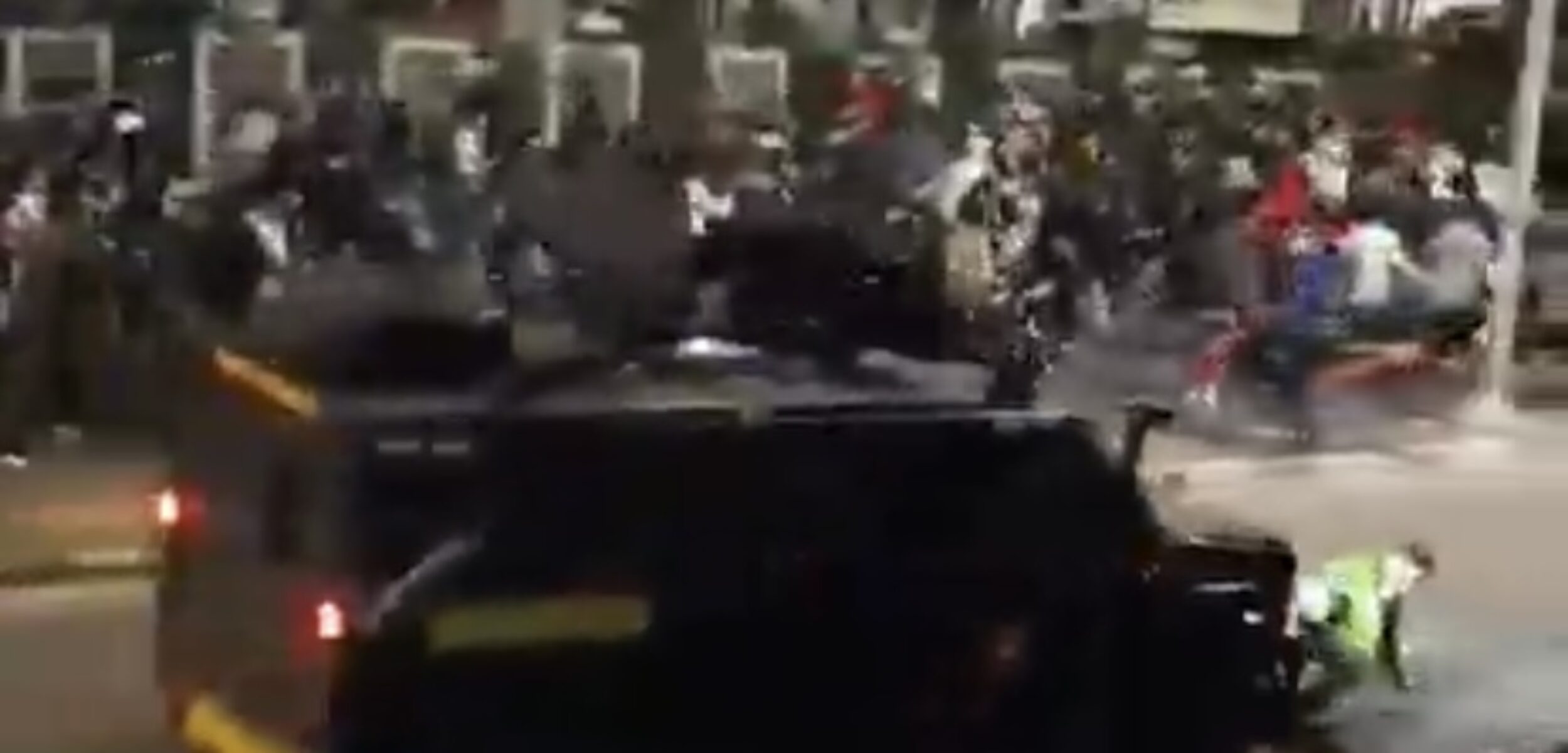 Drivel ojol terlindas mobil Brimob saat kericuhan demo di Jakarta. (Tangkapan layar video X)