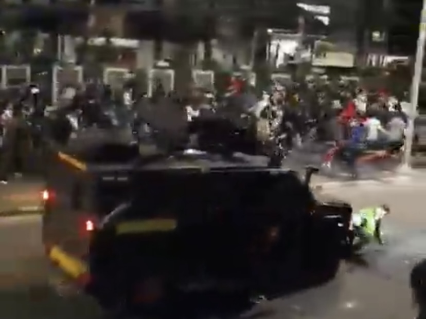 Drivel ojol terlindas mobil Brimob saat kericuhan demo di Jakarta. (Tangkapan layar video X)