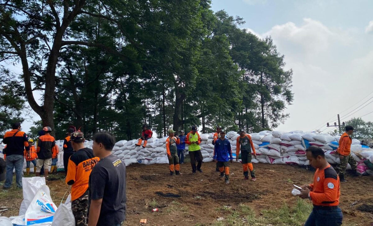 Tim saat membenahi benteng penyelamat.