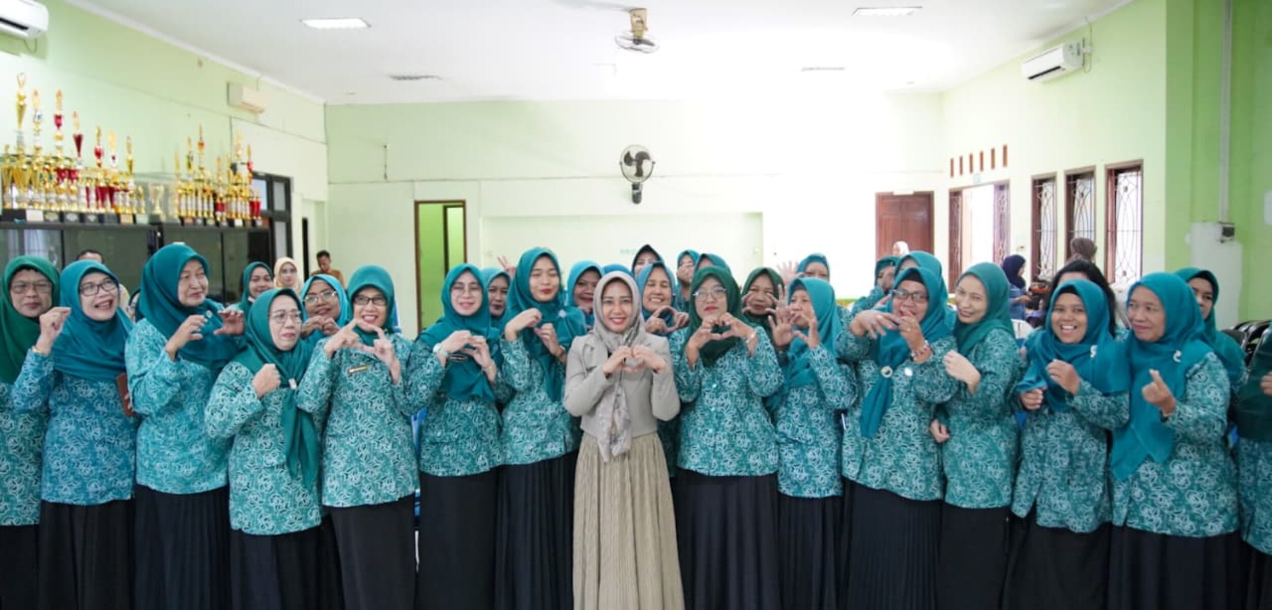 Wali Kota Mojokerto Ika Puspitasari foto bersama anggota TP PKK Wates. (Kominfo Kota Mojokerto)