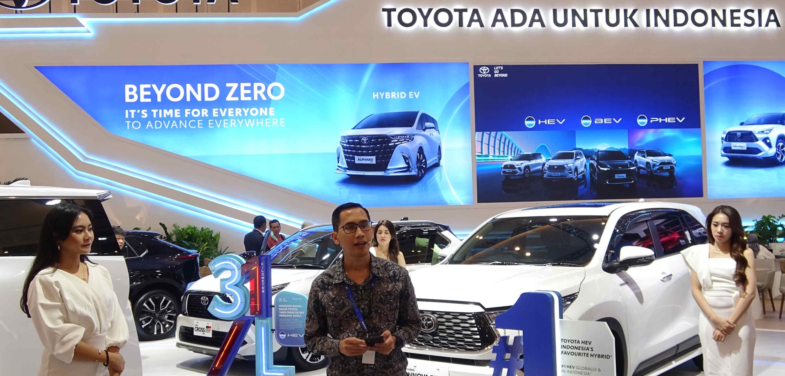 Toyota Tampilkan Deretan Mobil Elektrifikasi di GIIAS Surabaya 2025