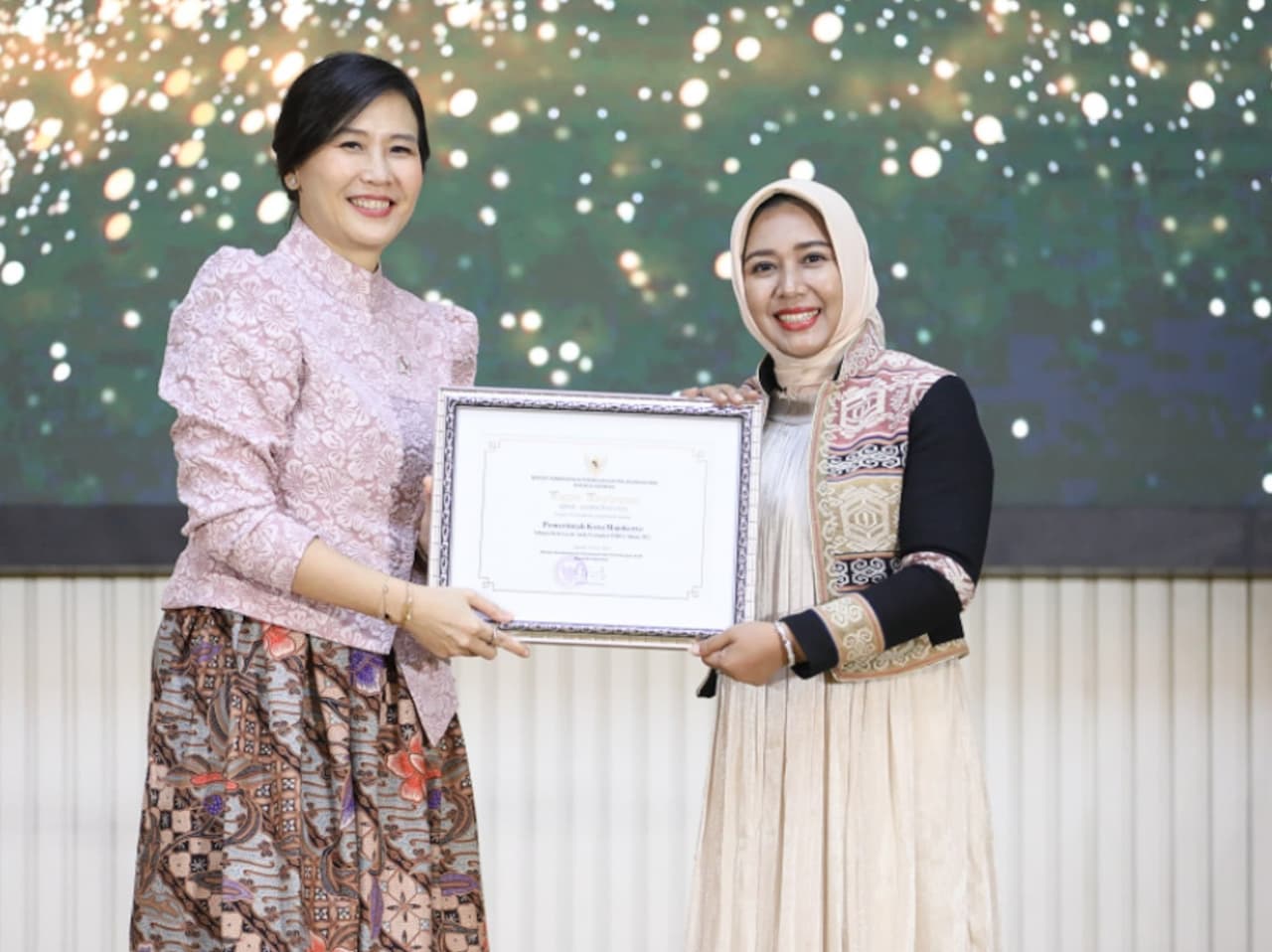 Wakil Menteri Pemberdayaan Perempuan dan Perlindungan Anak (PPPA) RI Veronika Tan memberikan penghargaan secara langsung kepada Wali Kota Mojokerto Ika Puspitasari.